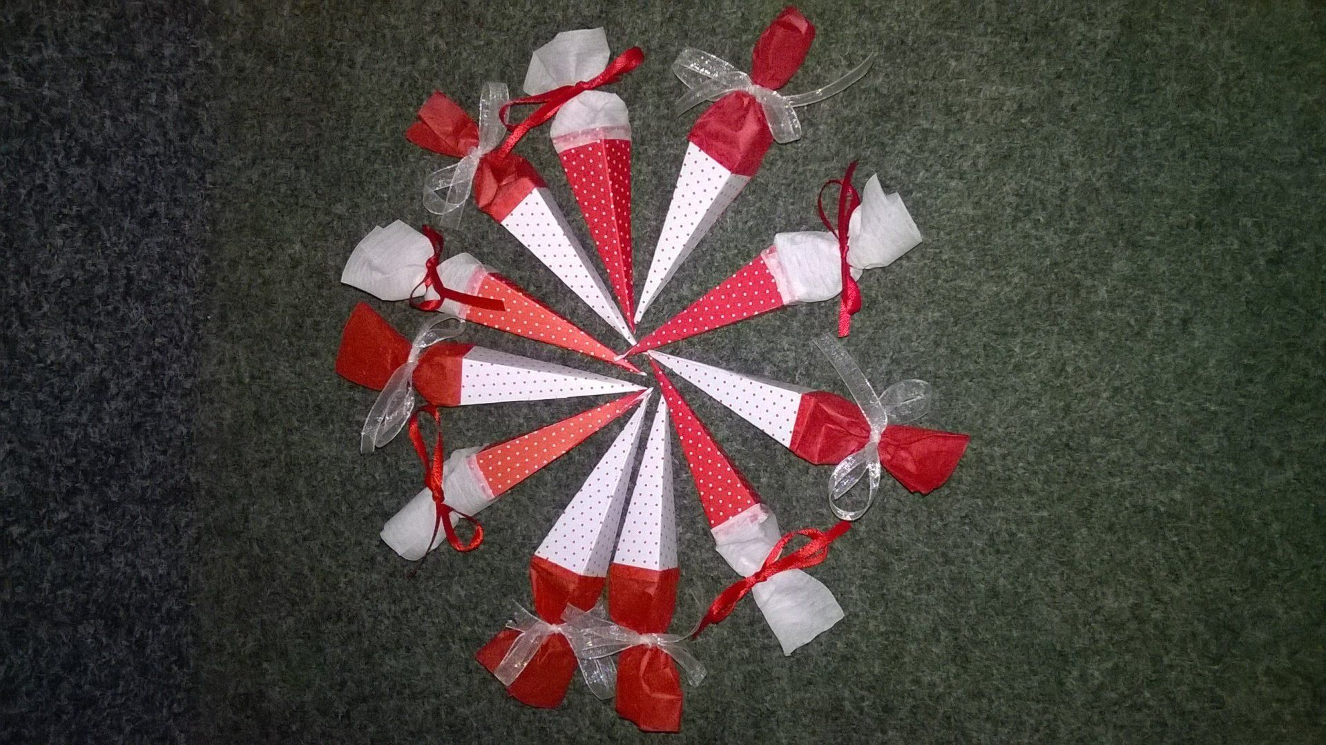 Ein Bündel roter und weißer Zapfen steht im Kreis auf einem Tisch.