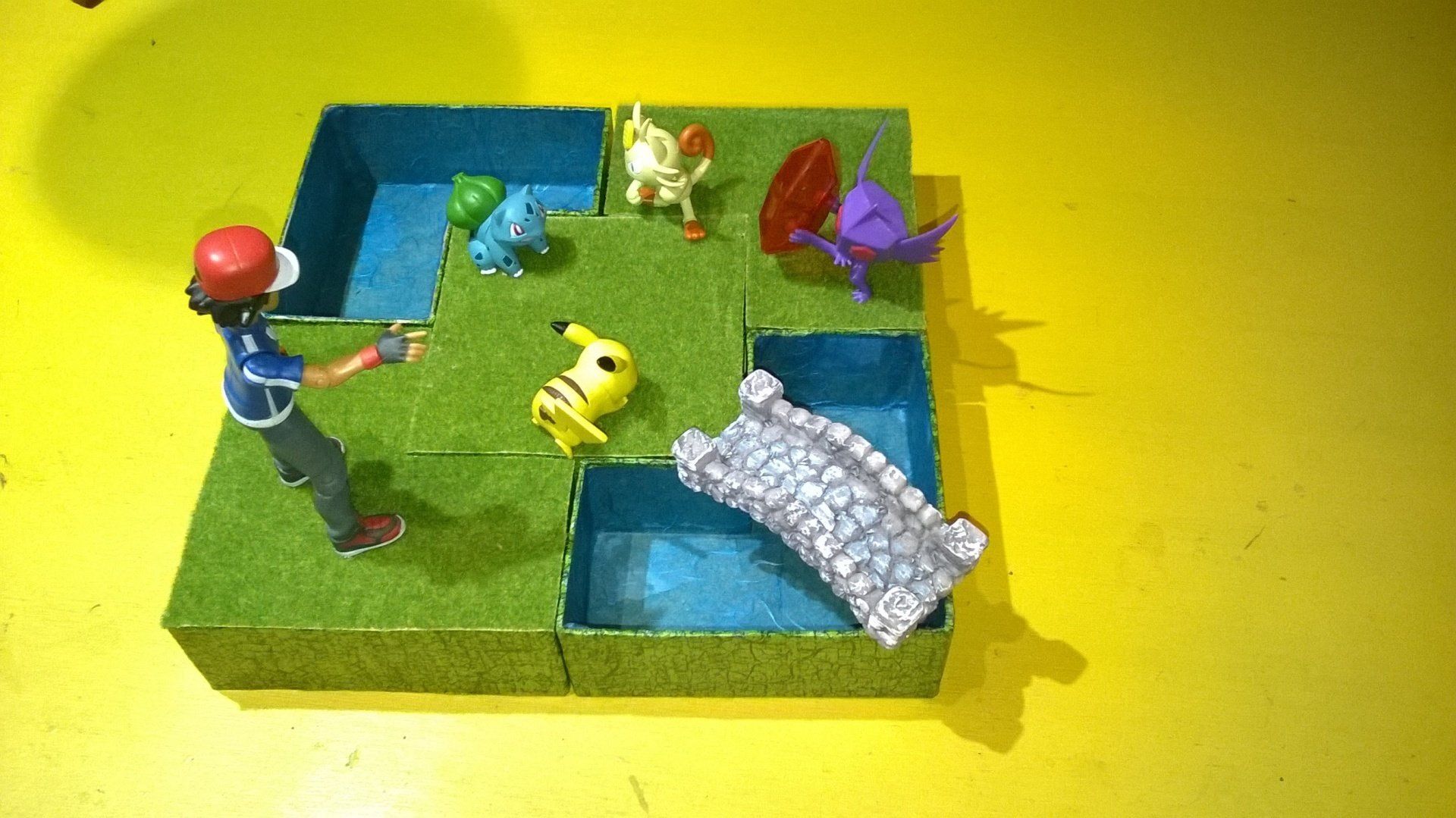 Ein Spielzeug-Ash steht in einem Labyrinth mit Pokemon