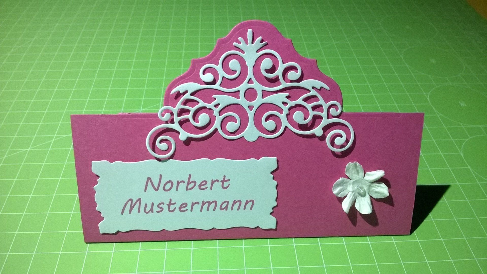 Eine Tischkarte mit dem Namen Norbert Mustermann