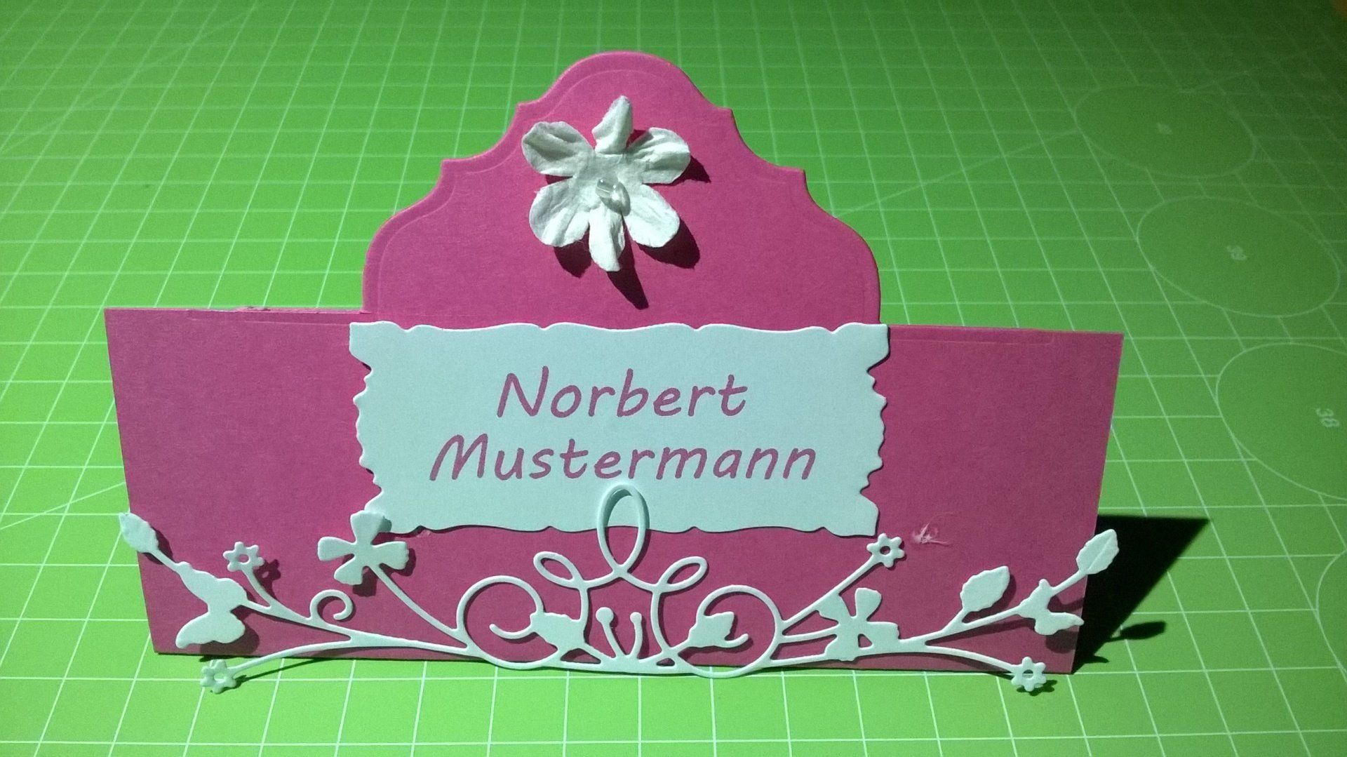 Eine Tischkarte mit dem Namen Norbert Mustermann