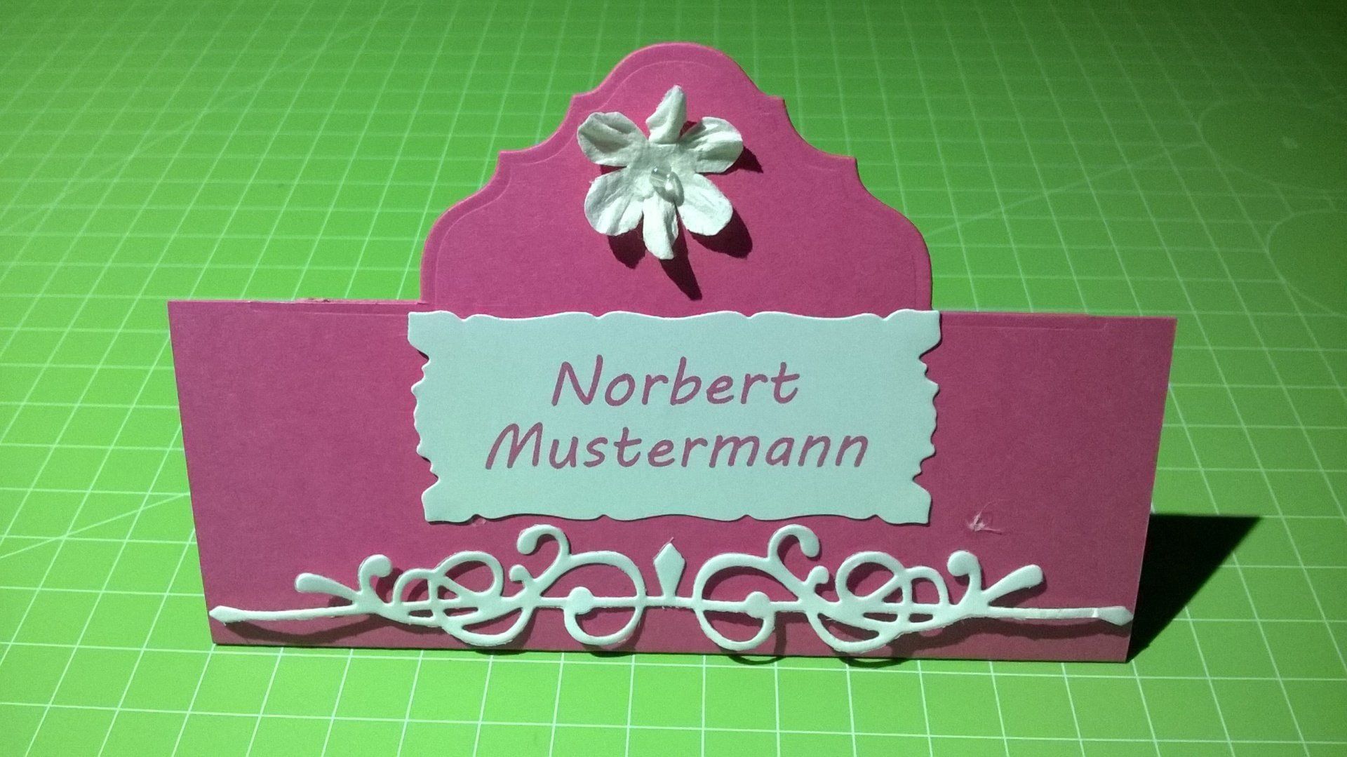 Eine Tischkarte mit dem Namen Norbert Mustermann