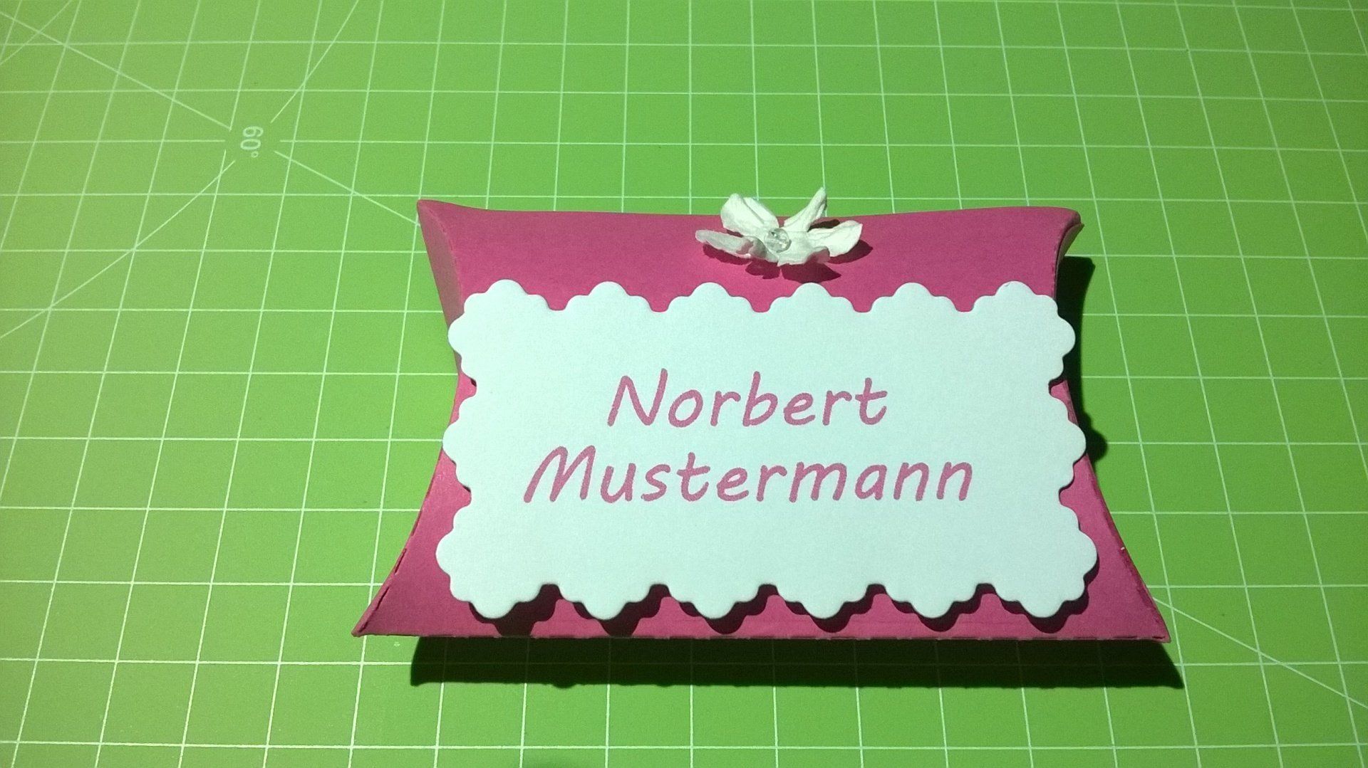 Eine Karte mit dem Namen Norbert Mustermann darauf