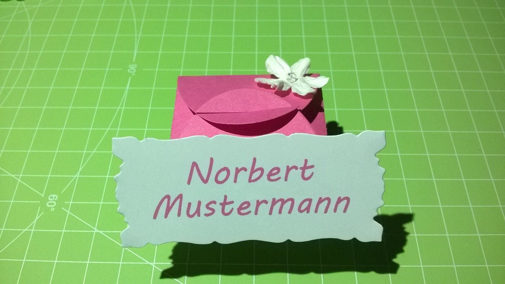 Ein Zettel mit dem Namen Norbert Mustermann darauf