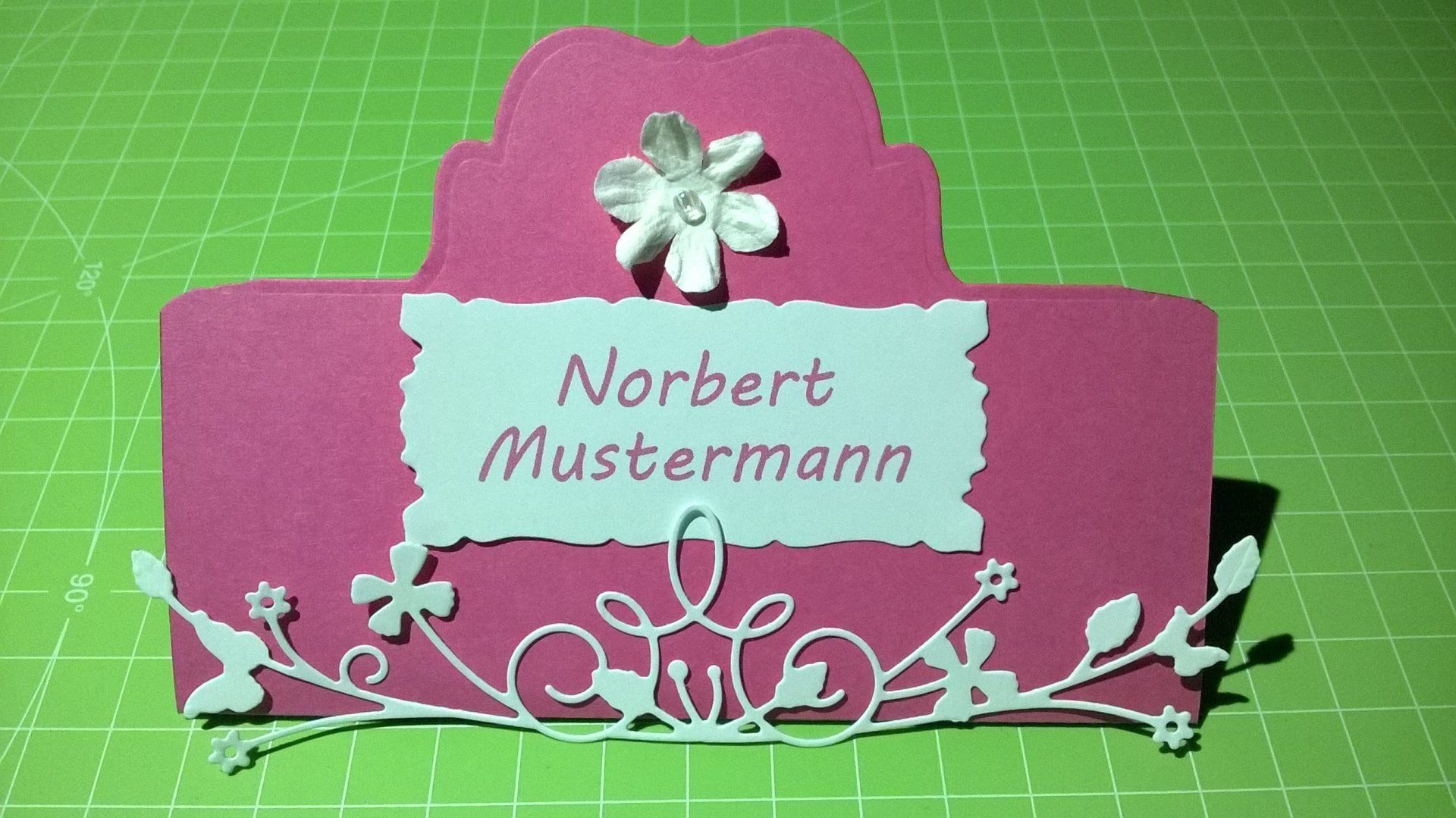 Ein Namensschild mit dem Namen Norbert Mustermann darauf