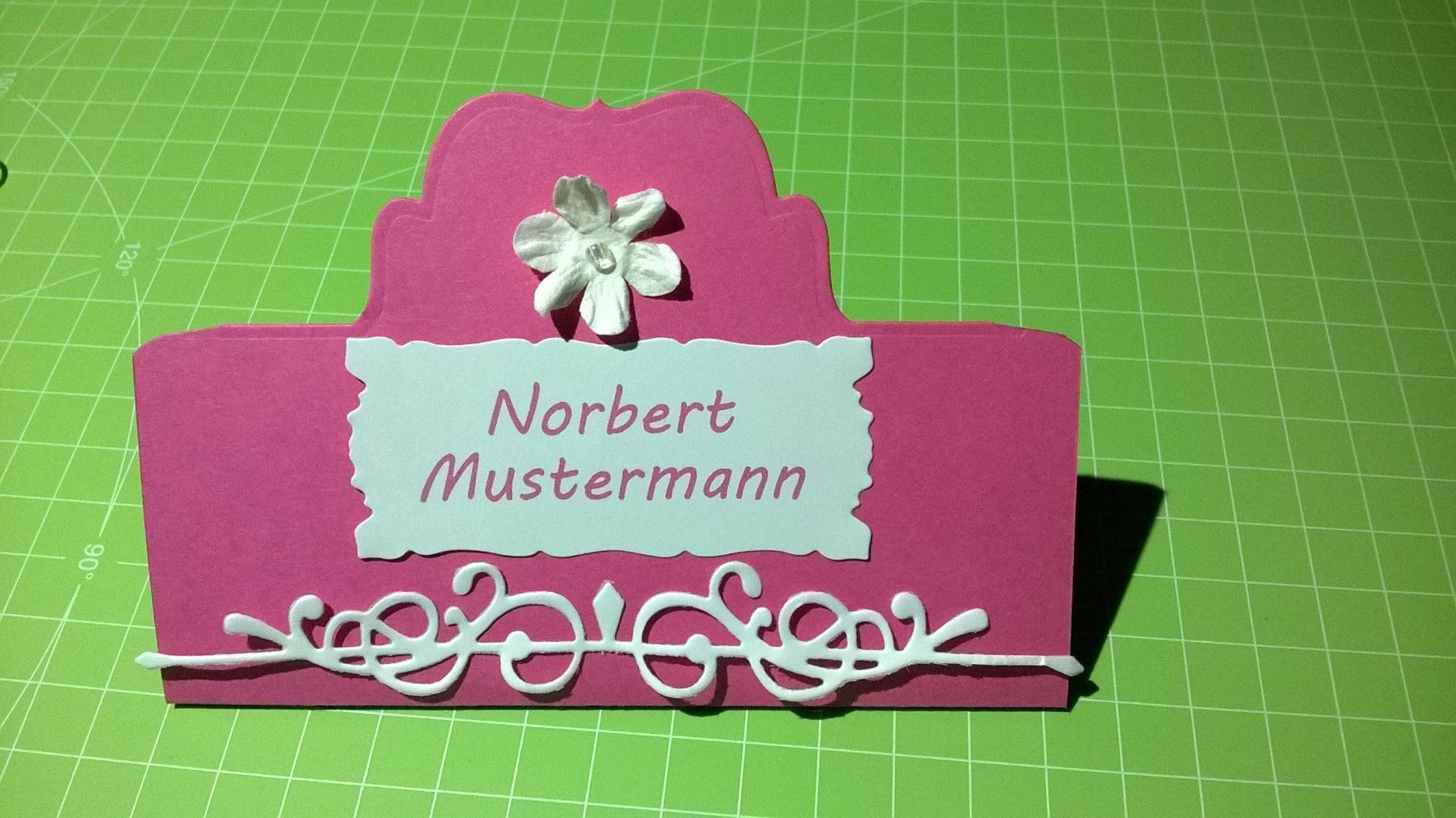 Eine Tischkarte mit dem Namen Norbert Mustermann