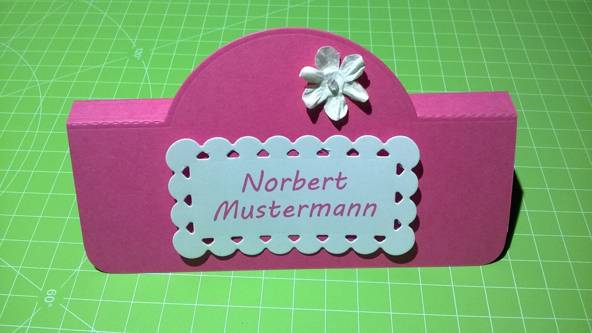 Ein rosa Schild mit der Aufschrift Norbert Mustermann
