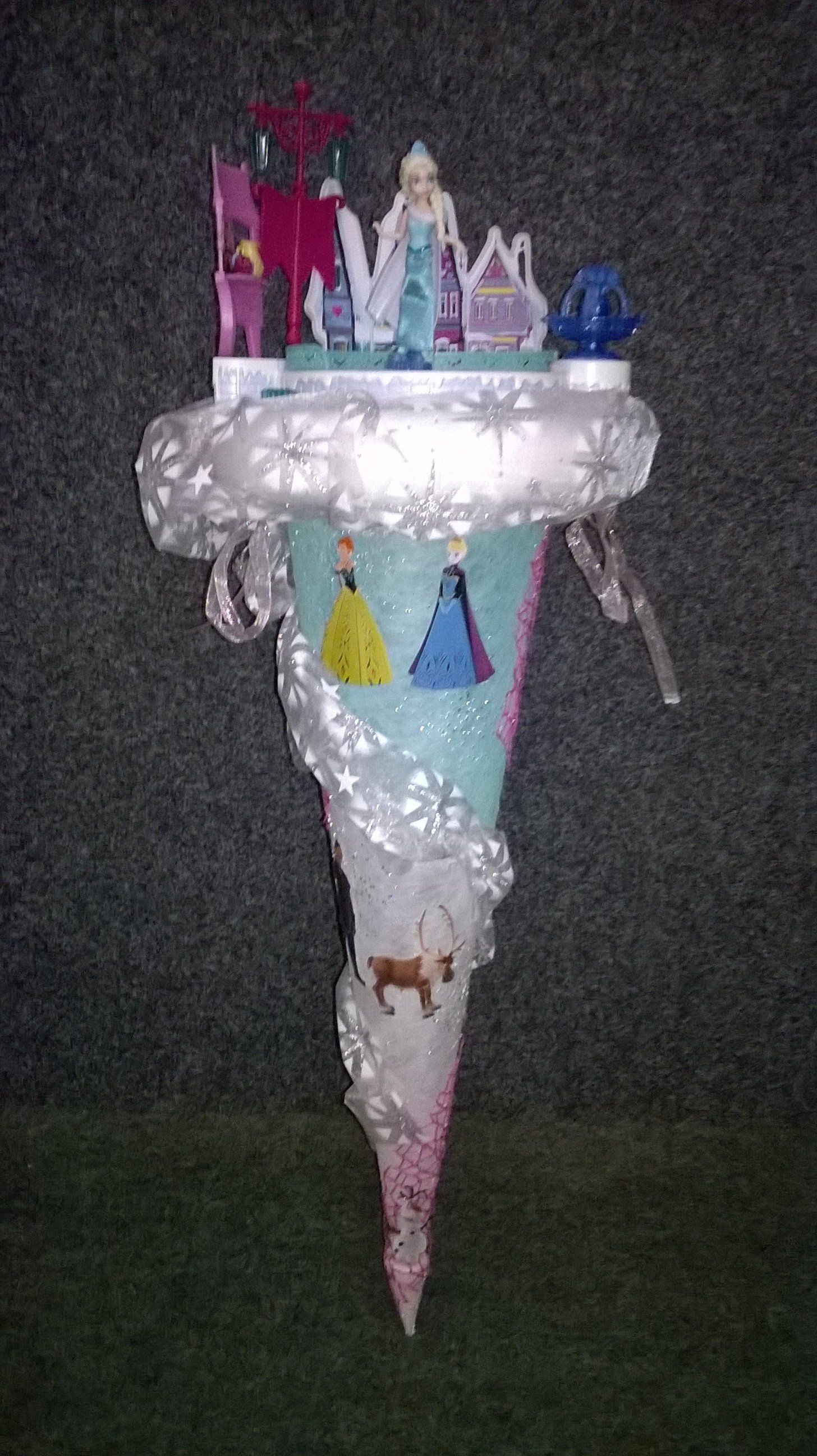 Ein Kegel mit einem Schloss und Prinzessinnen darauf.