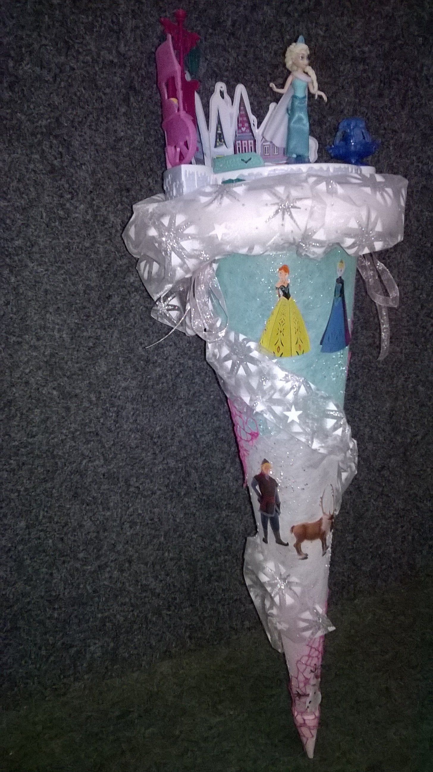 Eine gefrorene Eistüte mit einem Schloss darauf.