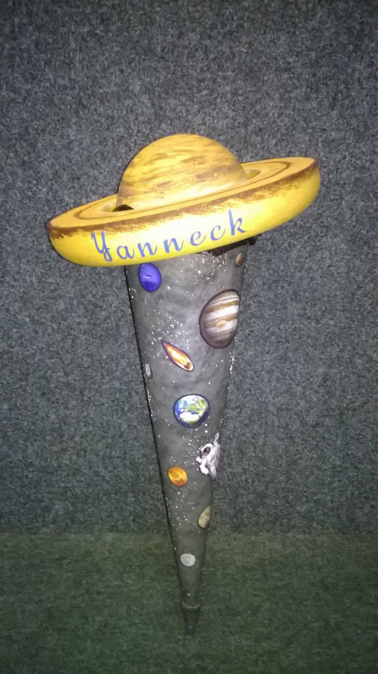 Ein grauer Kegel mit einem gelben Hut darauf.