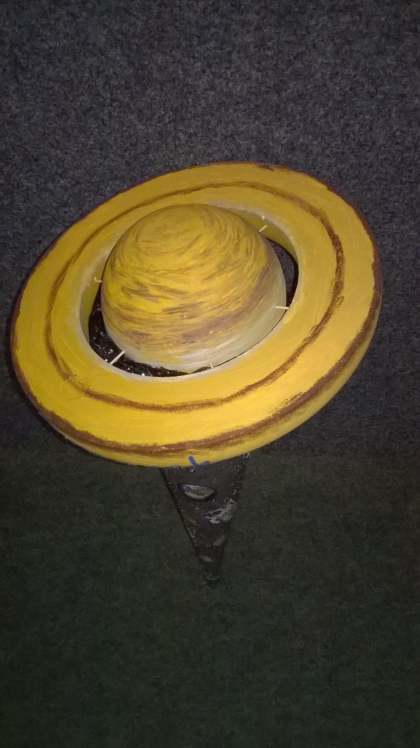 Eine Nahaufnahme eines gelben Kreisels auf einem Tisch.