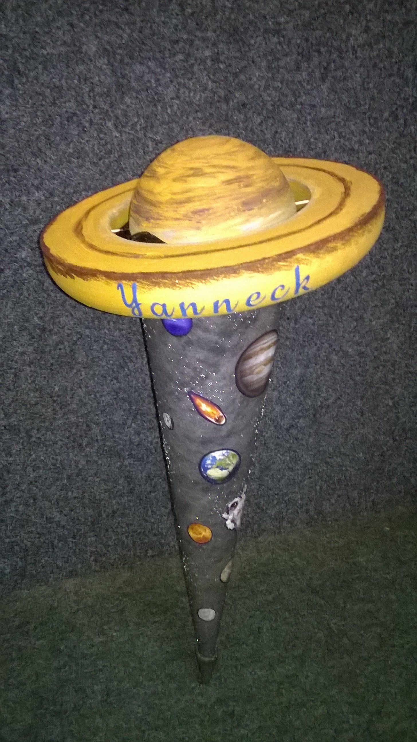 Eine Skulptur des Sonnensystems mit dem Namen Jannick darauf