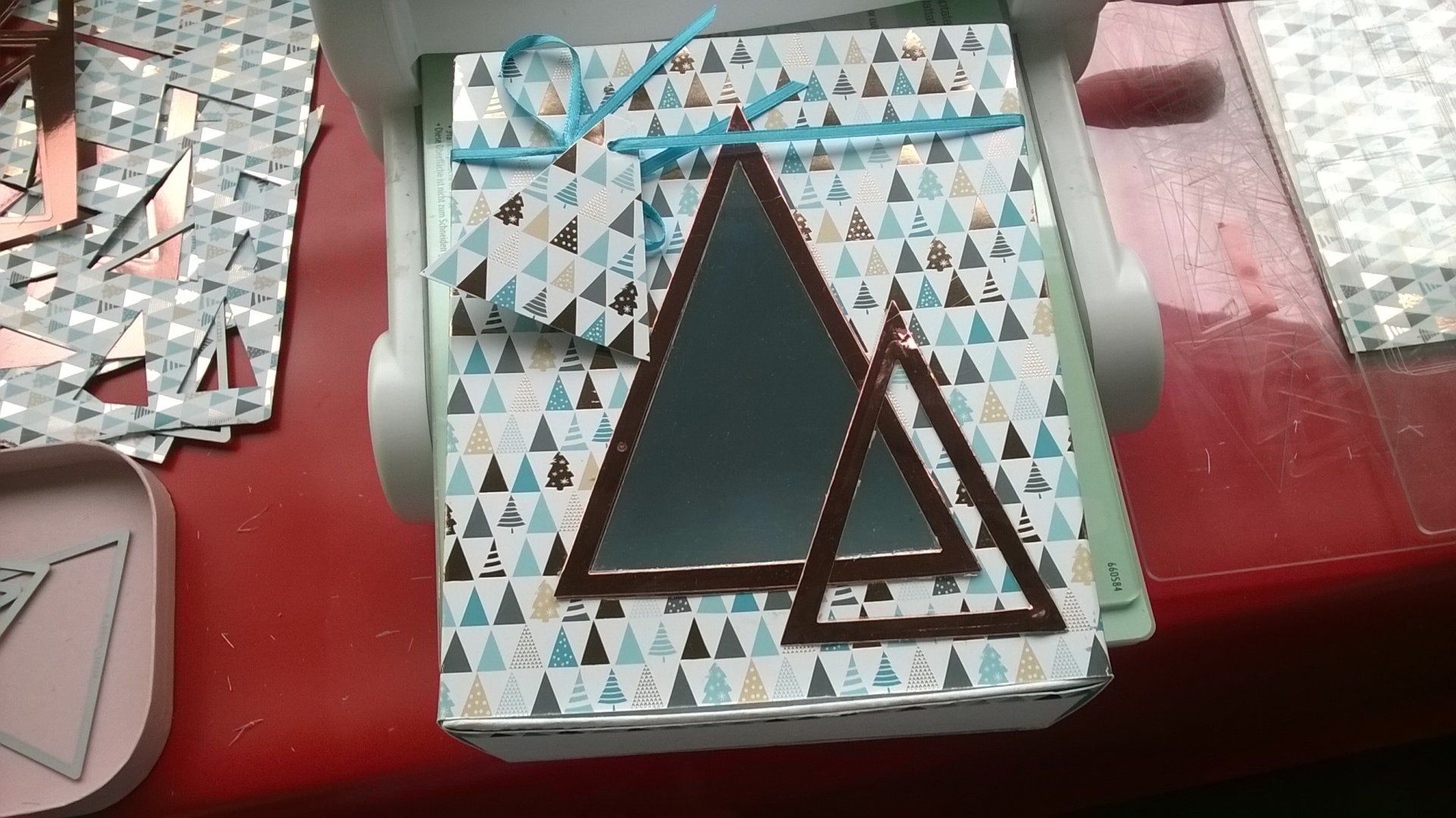 Eine Kiste mit Dreiecken darauf steht auf einem Tisch