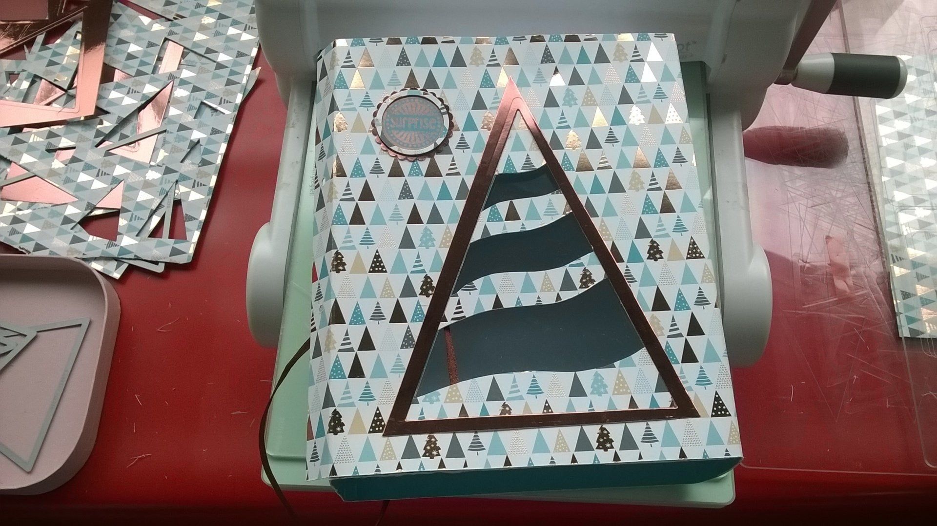 Ein Weihnachtsbaum wird aus einem Stück Papier ausgeschnitten