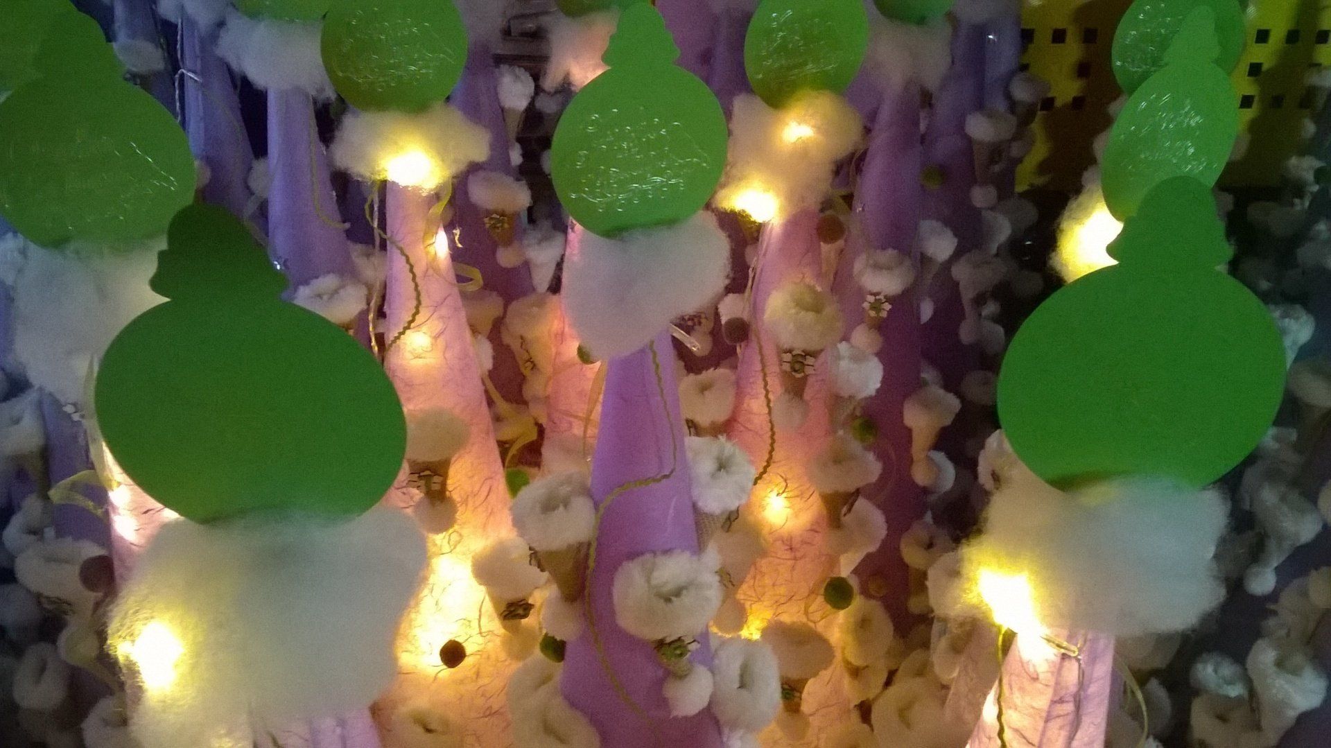 Ein Haufen Weihnachtsdekorationen liegt übereinander auf einem Tisch.