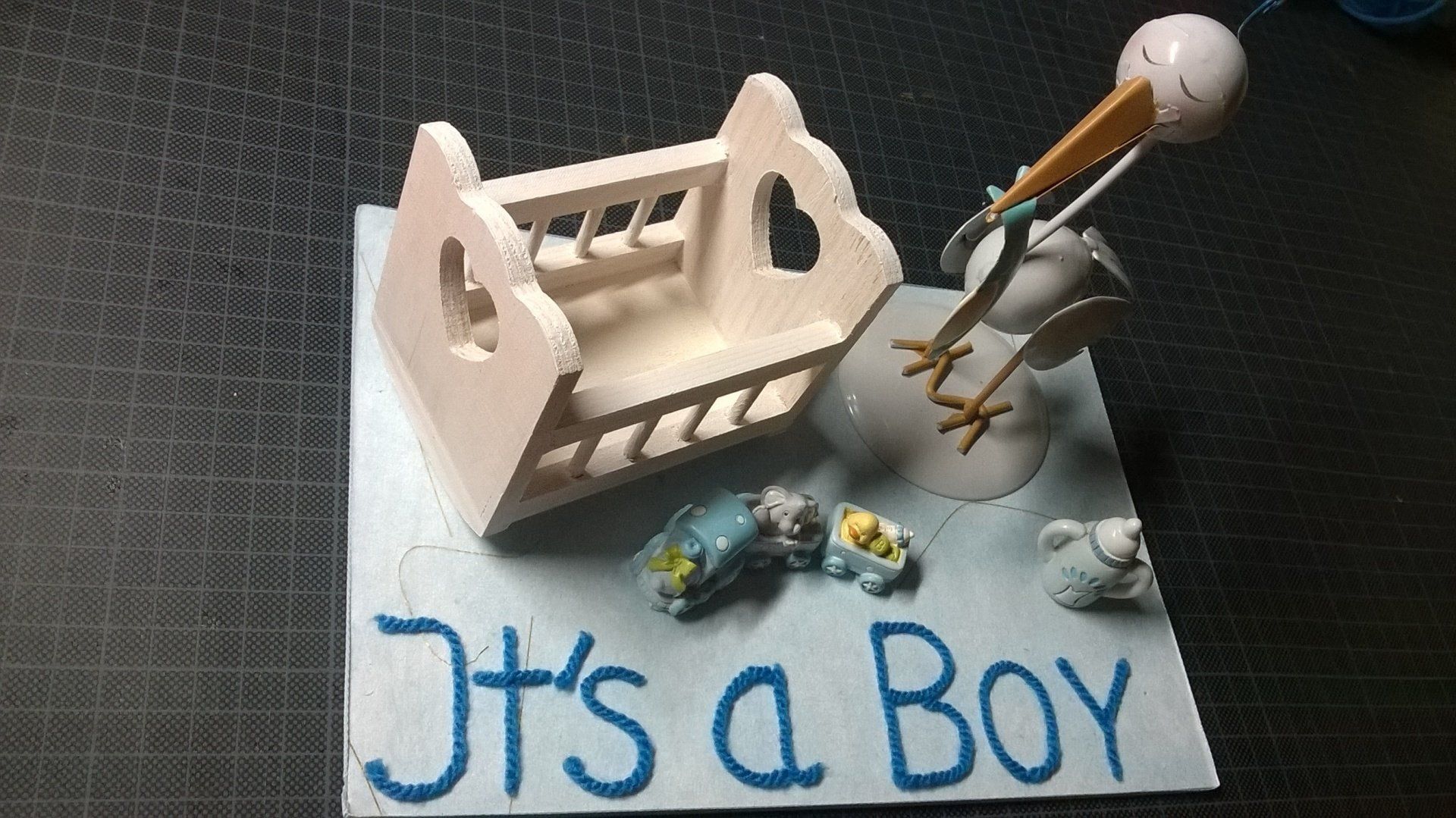 Ein Schild mit der Aufschrift „Es ist ein Junge“