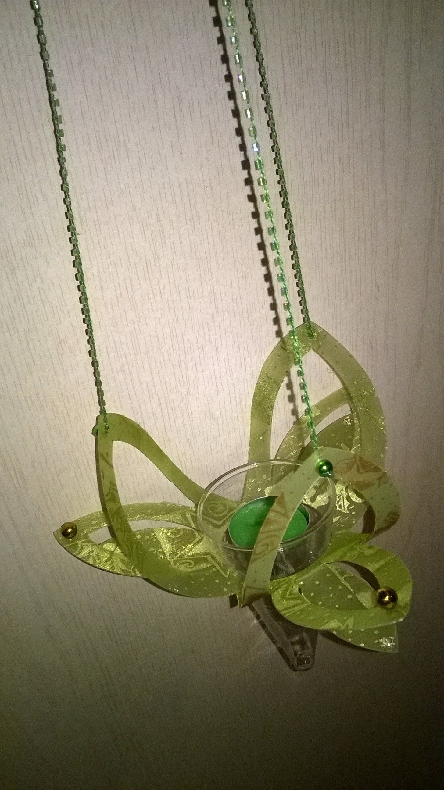 Eine Halskette mit einem grünen Schmetterling darauf