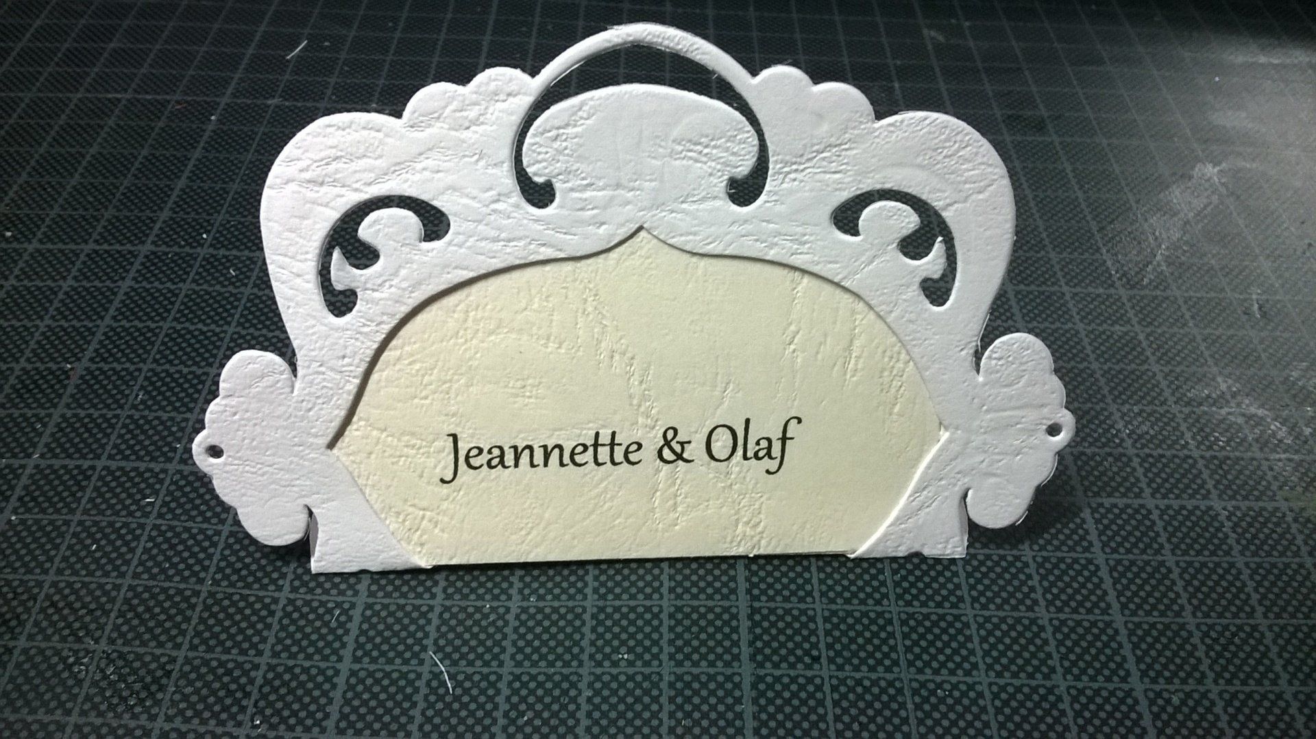 Eine Tischkarte mit der Aufschrift „Jeannette und Olaf“