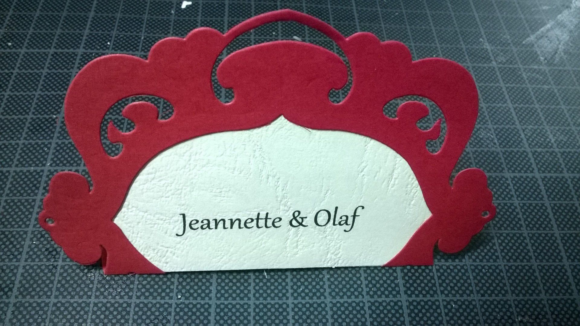 Eine Tischkarte mit der Aufschrift „Jeannette und Olaf“