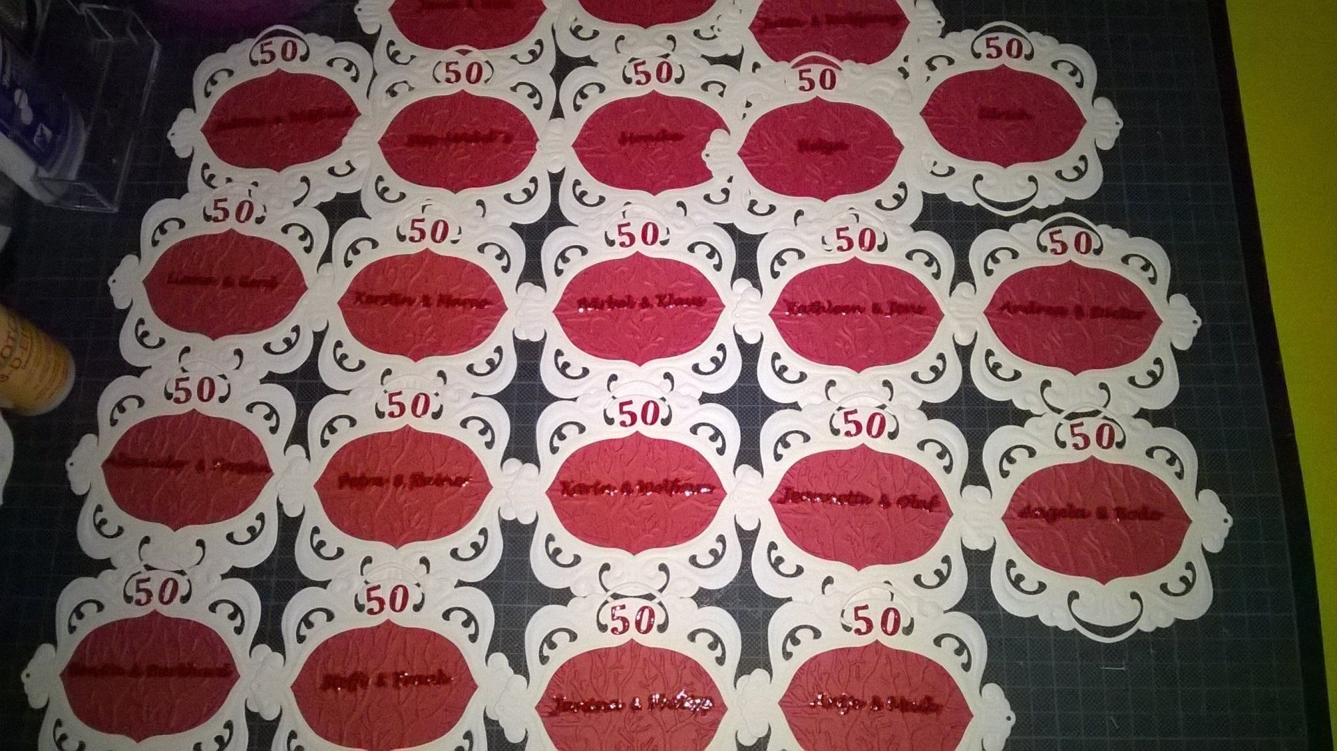 Ein paar rote Kreise mit der Zahl 50 darauf