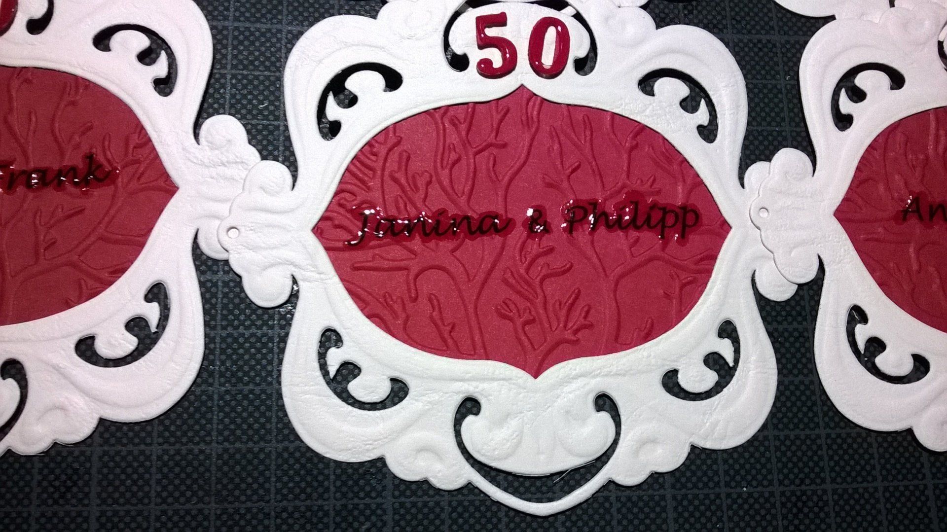 Eine Uhr mit der Zahl 50 darauf