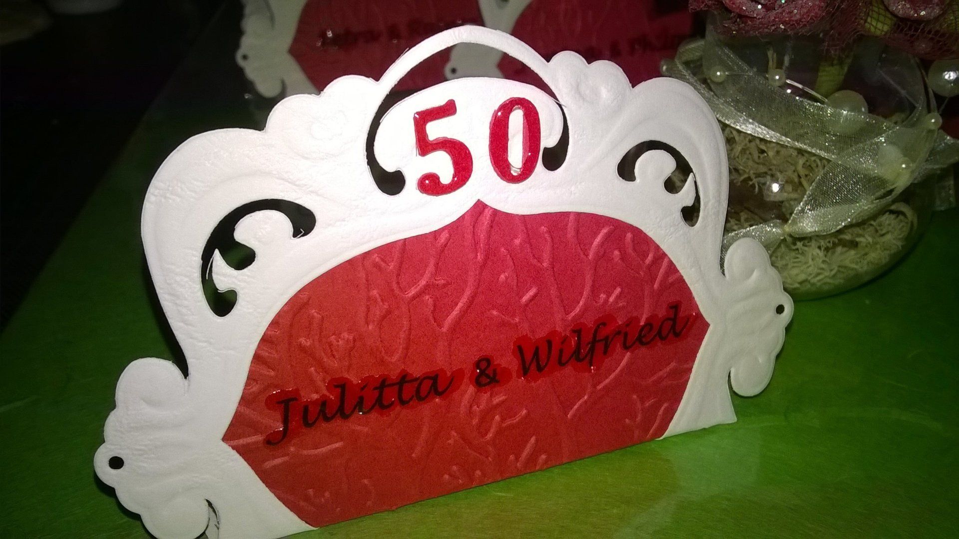 Eine Tischkarte mit der Zahl 50 darauf