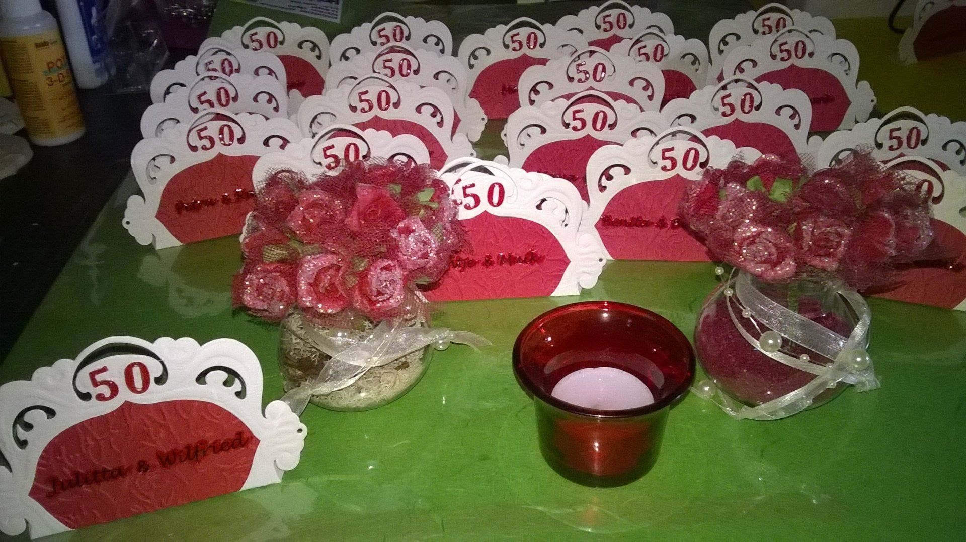 Ein Bündel Tischkarten mit der Zahl 50 darauf