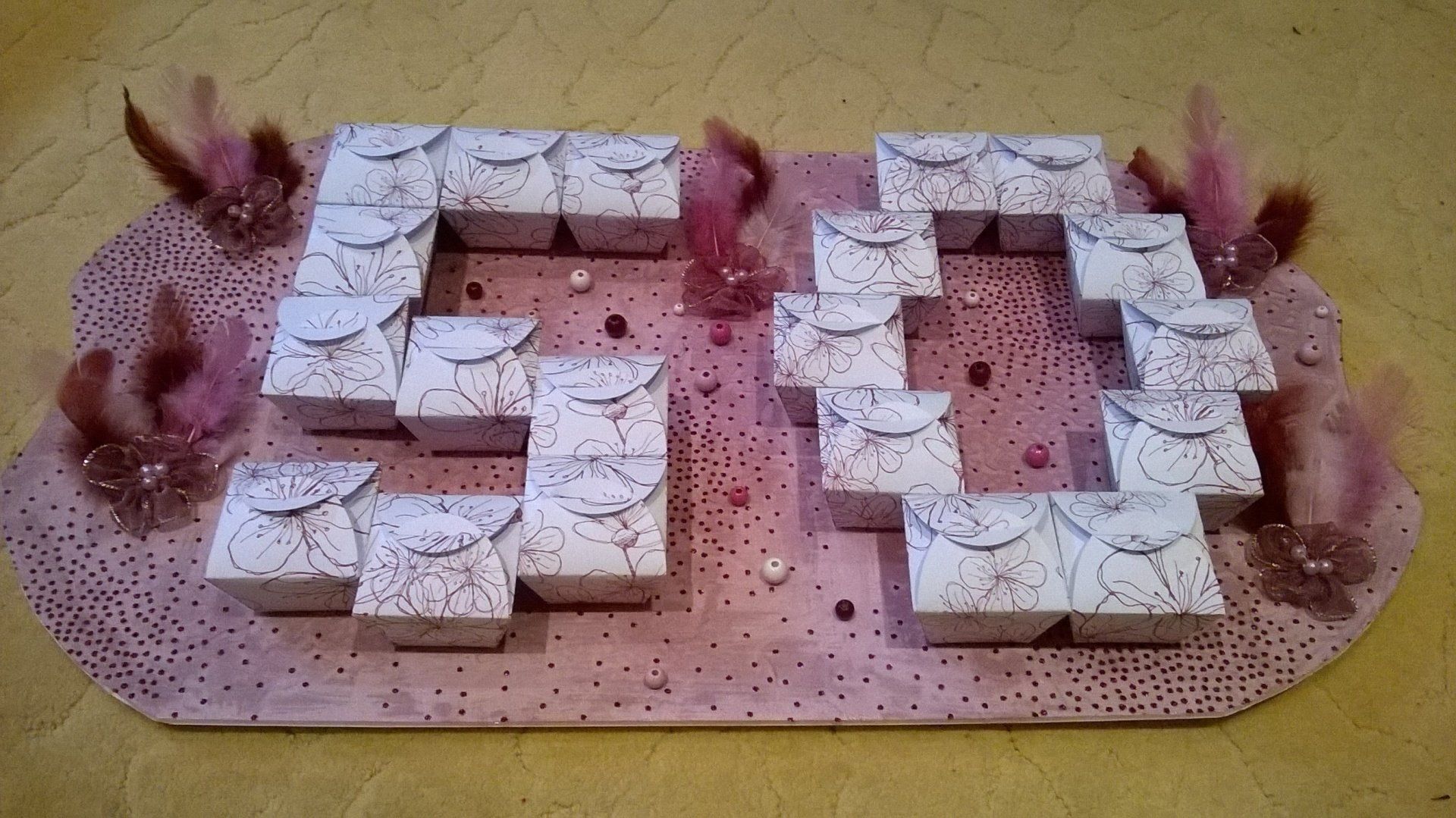 Die Zahl 50 besteht aus kleinen weißen Kästchen