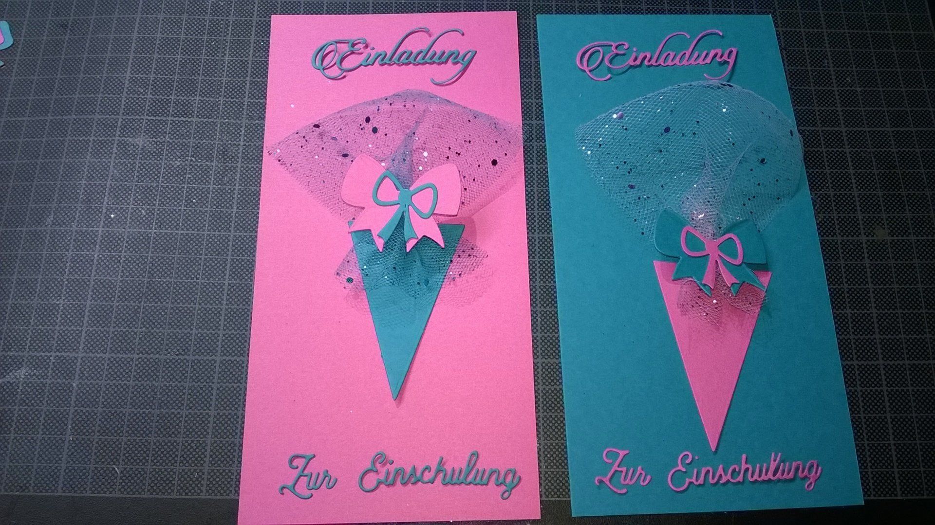 Auf einem Tisch liegen zwei rosa und blaue Karten.