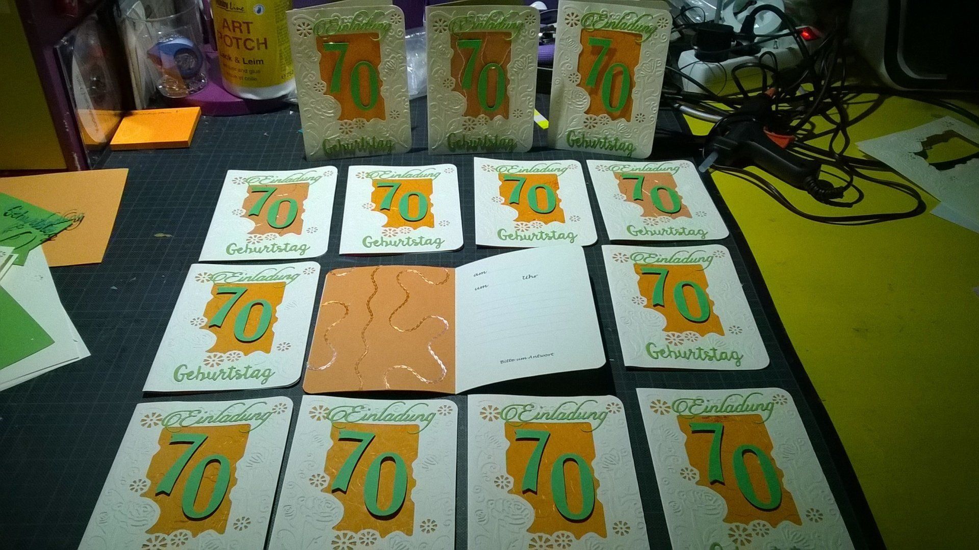 Ein Stapel Karten mit der Nummer 70 darauf