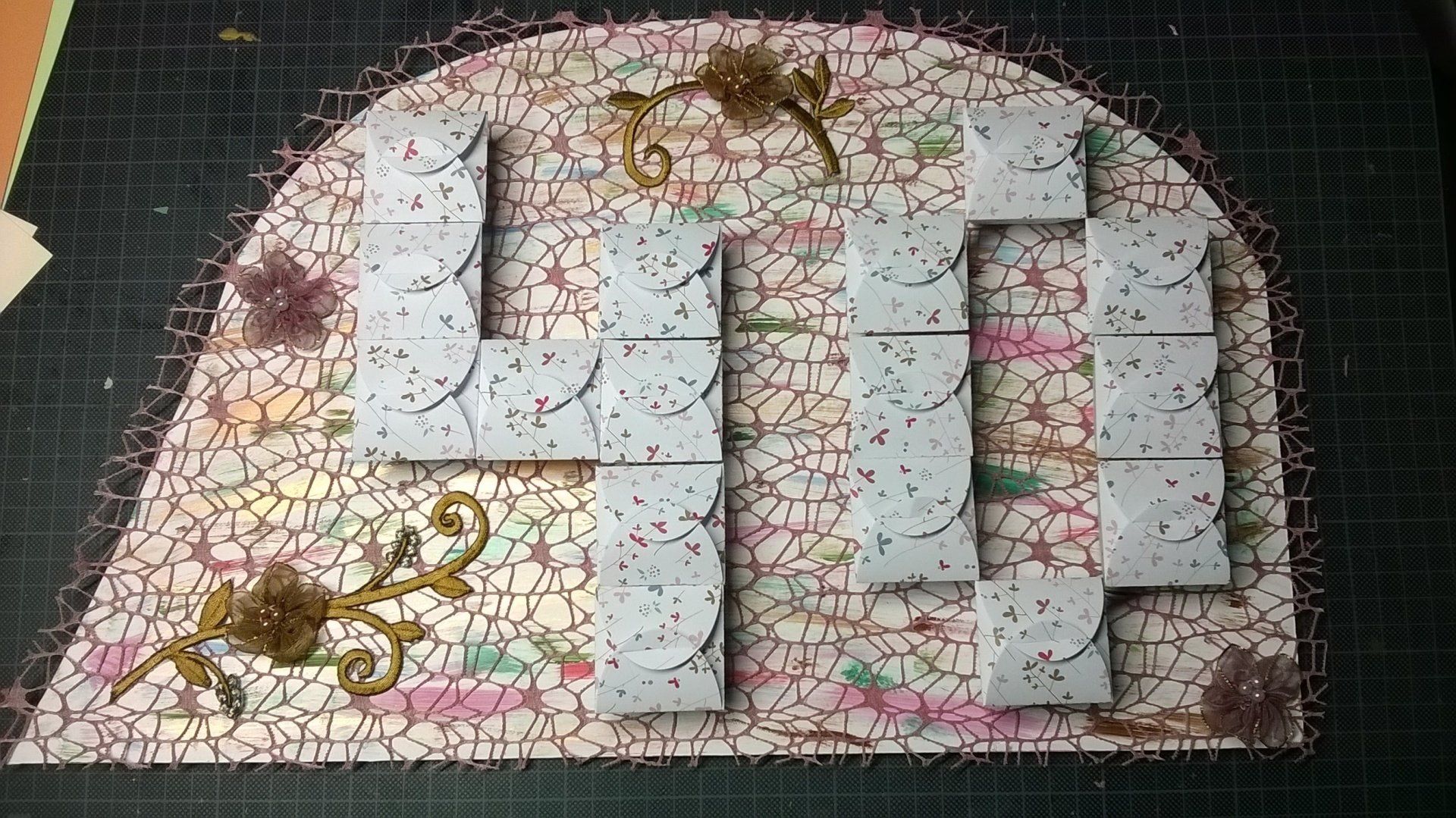 Ein Stück Papier mit der Zahl 4 darauf