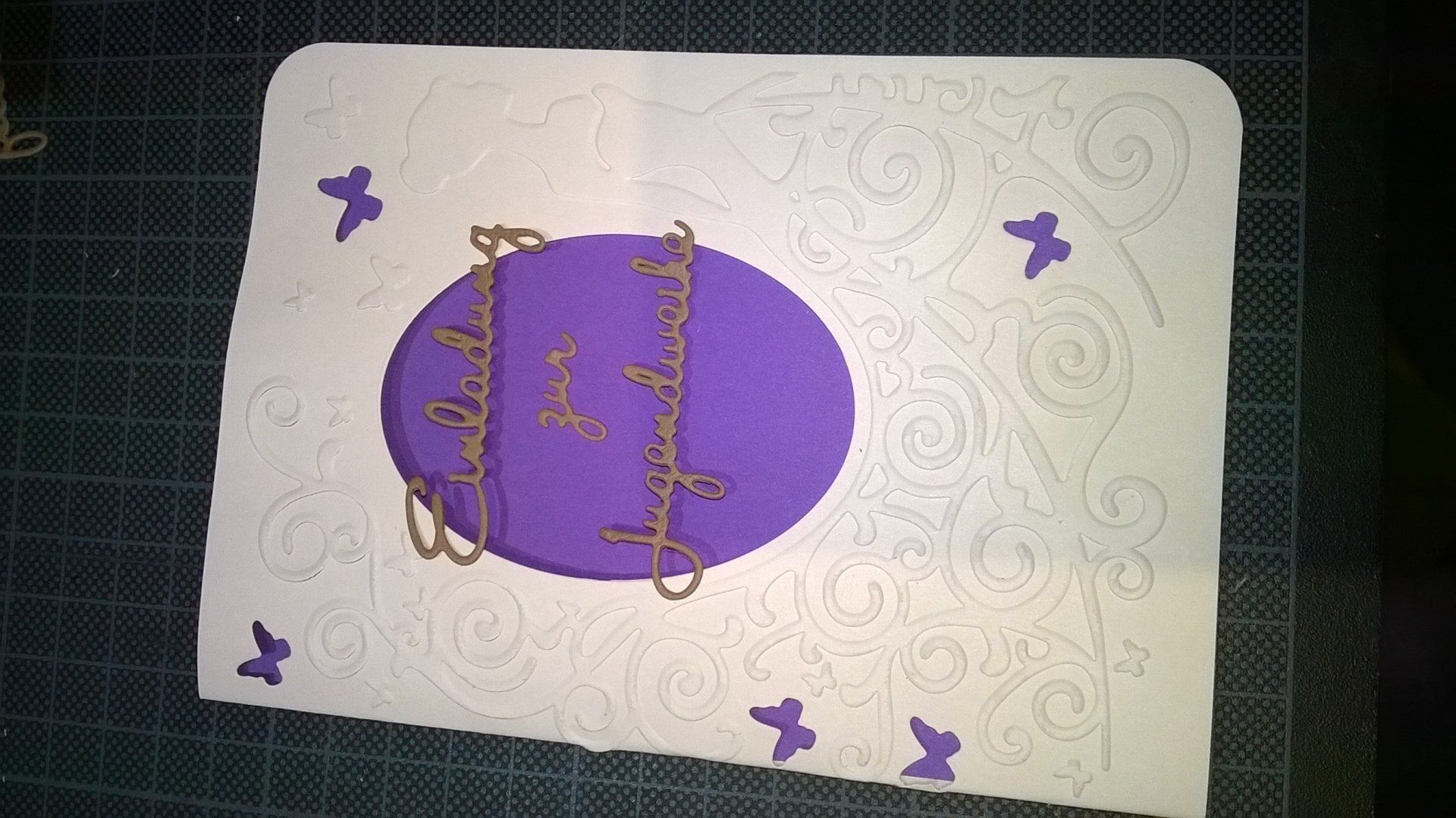 Eine weiße Karte mit einem violetten Kreis, auf dem 