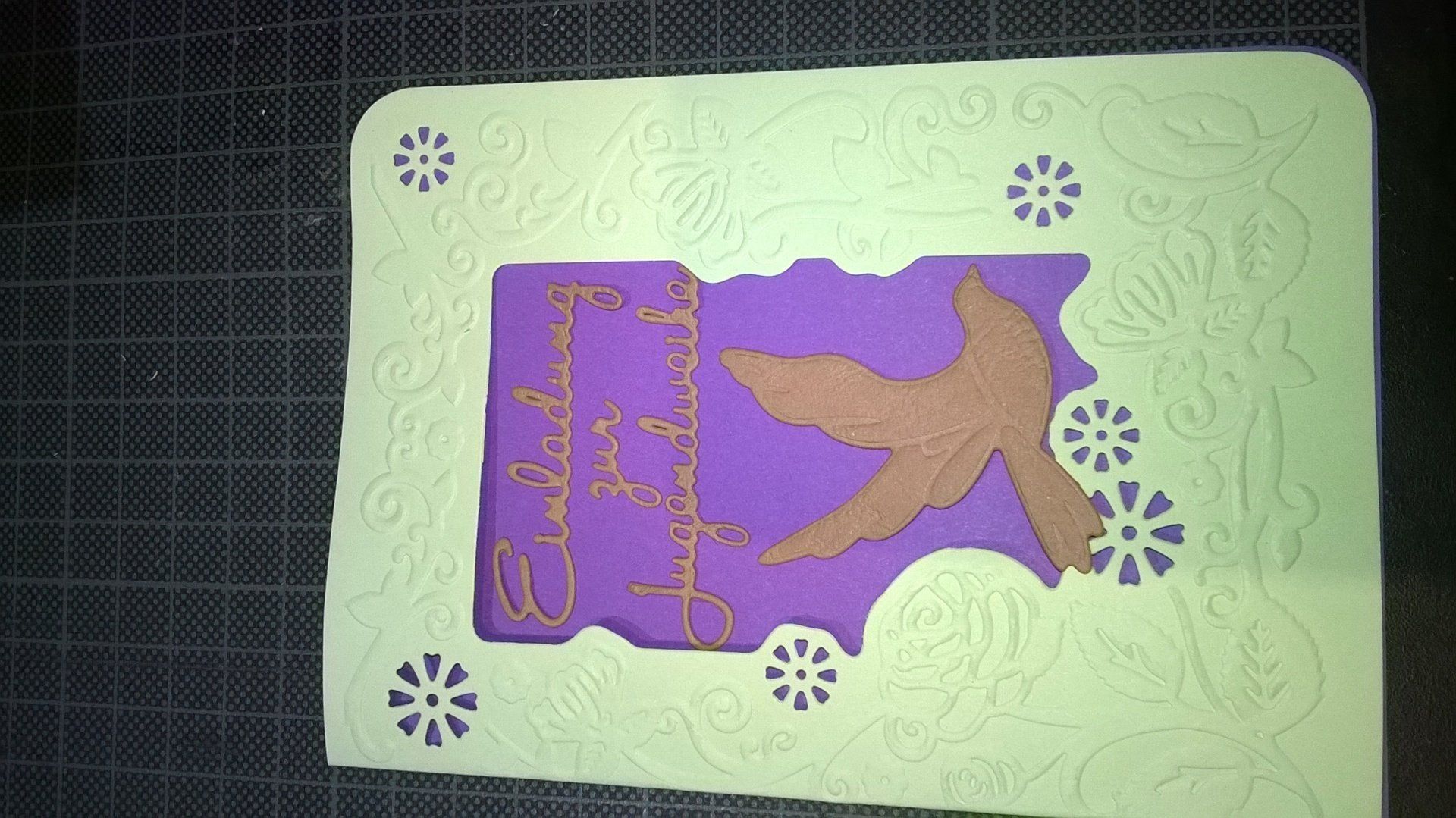 Eine Karte mit einem Vogel darauf, auf der „Alles Gute zum Geburtstag“ steht