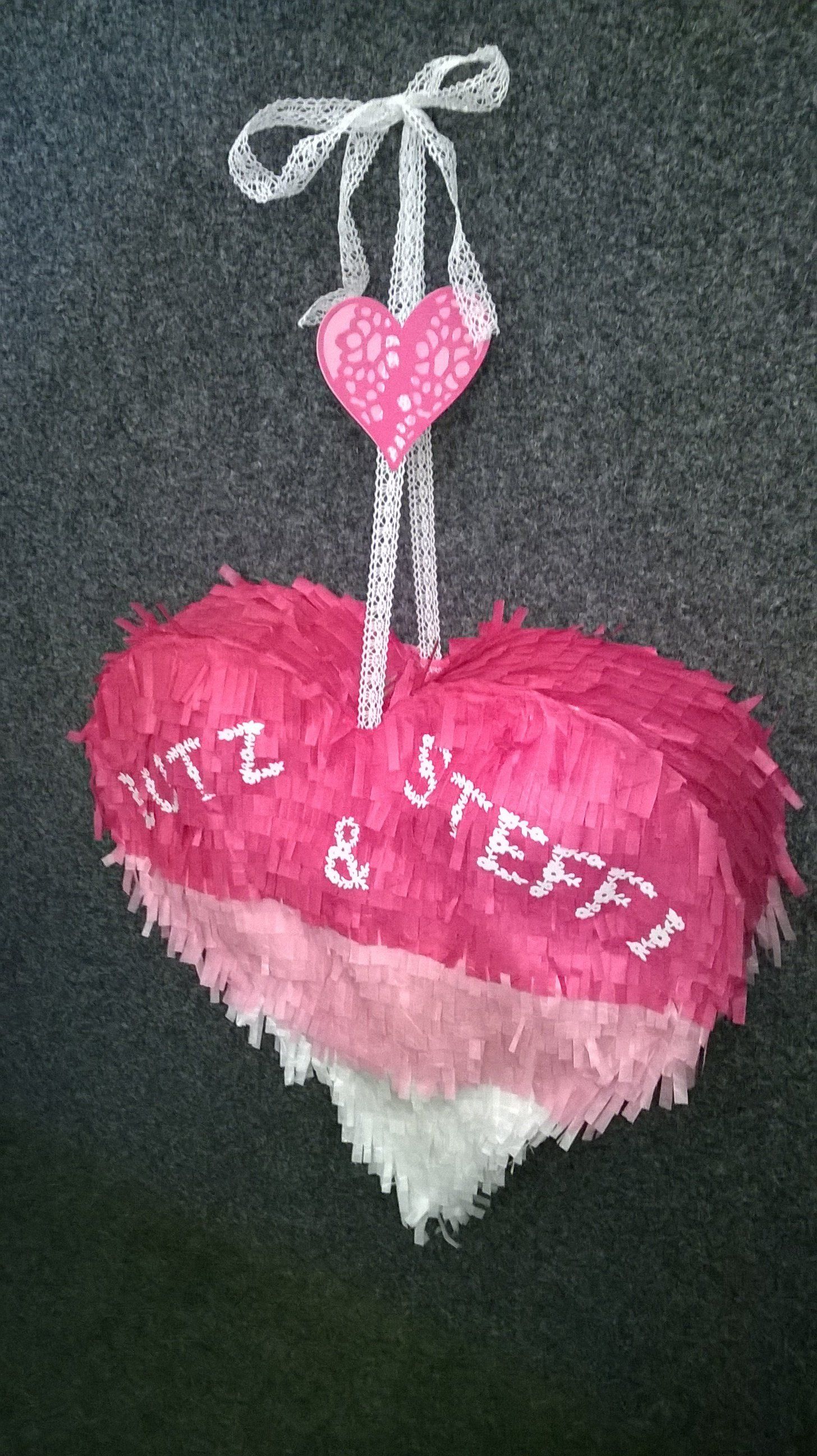 Ein rosa Herz mit den Namen KTZ und Steffi darauf geschrieben