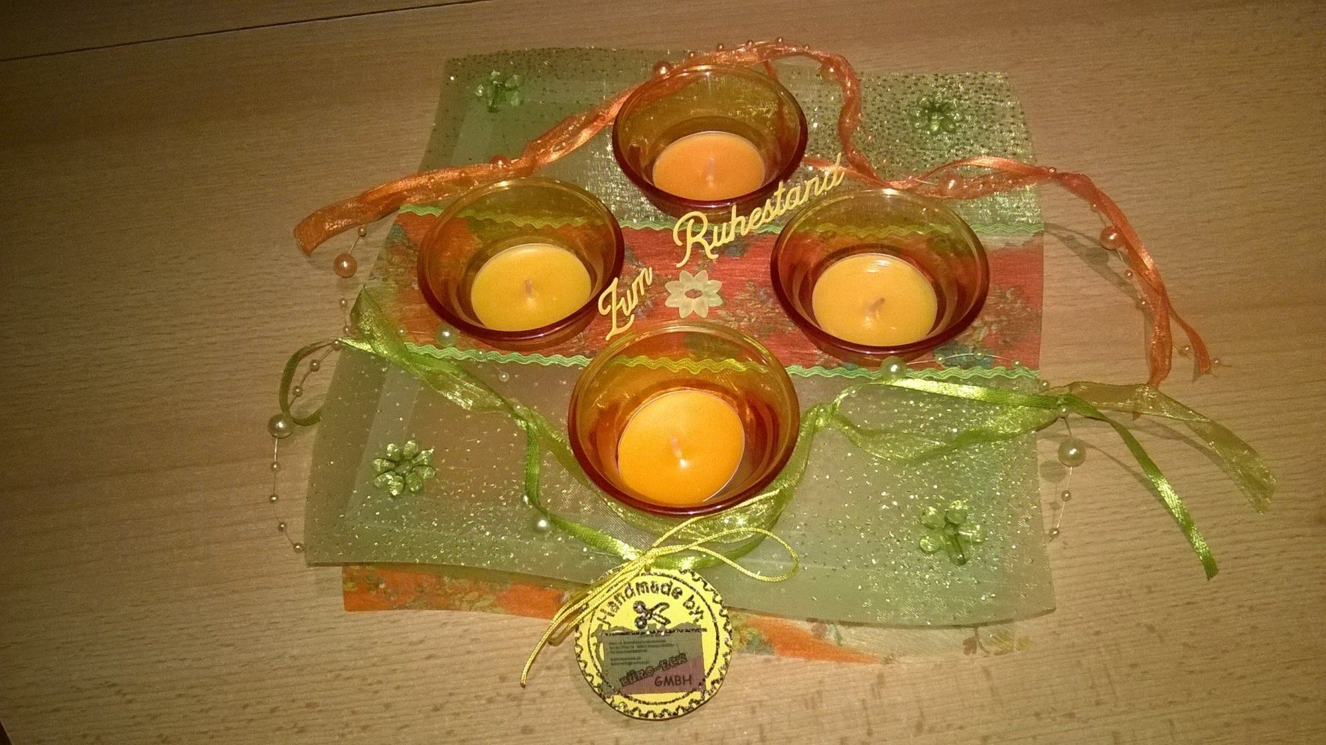 Vier Kerzen in Glashaltern auf einem Tisch