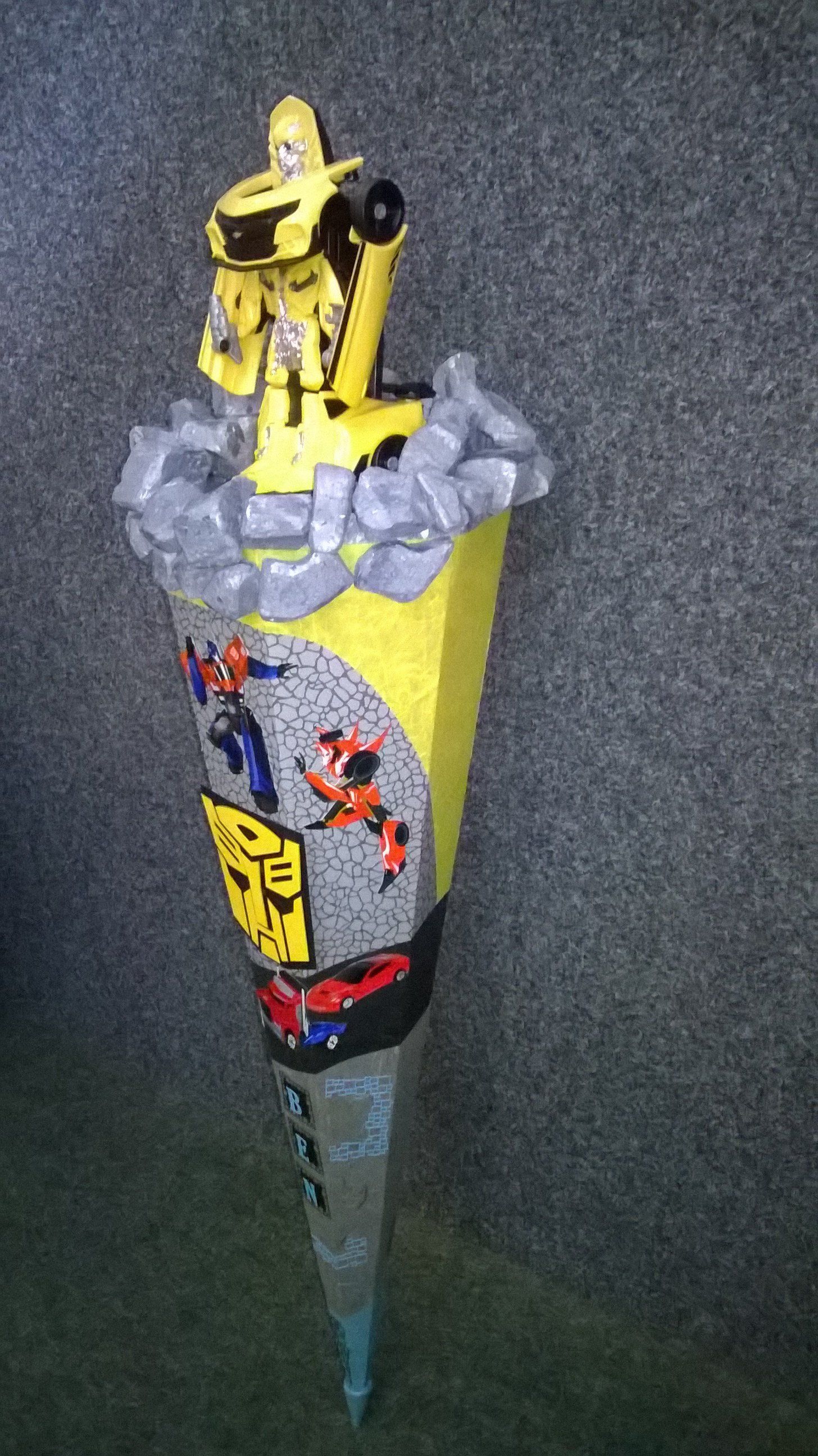 Ein gelber Kegel mit einem Roboter darauf.