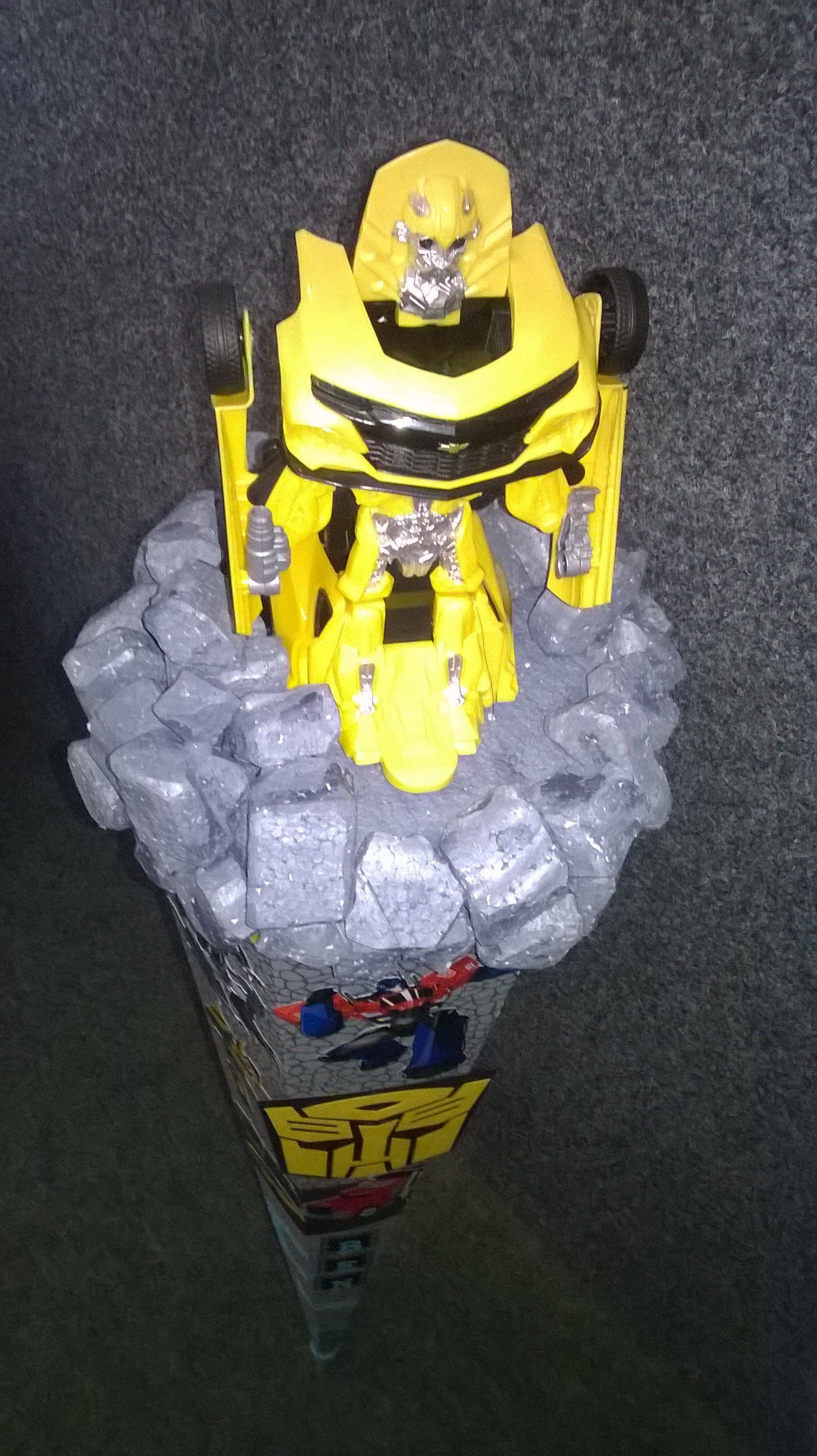 Ein Spielzeugroboter sitzt auf einem Kegel.