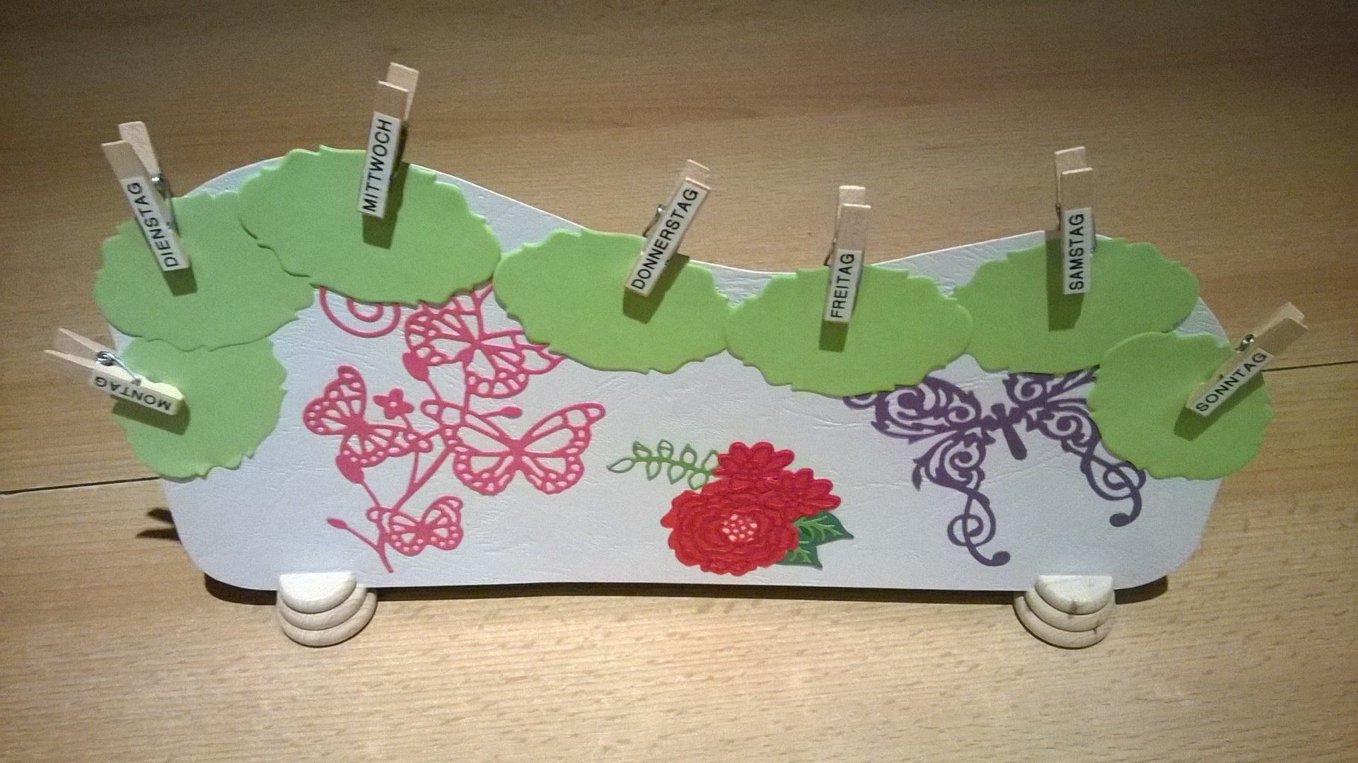 Eine Badewanne mit einer Blume und Schmetterlingen darauf