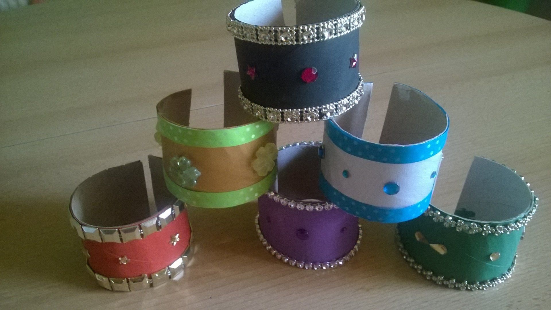 Ein Haufen Armbänder aus Toilettenpapierrollen