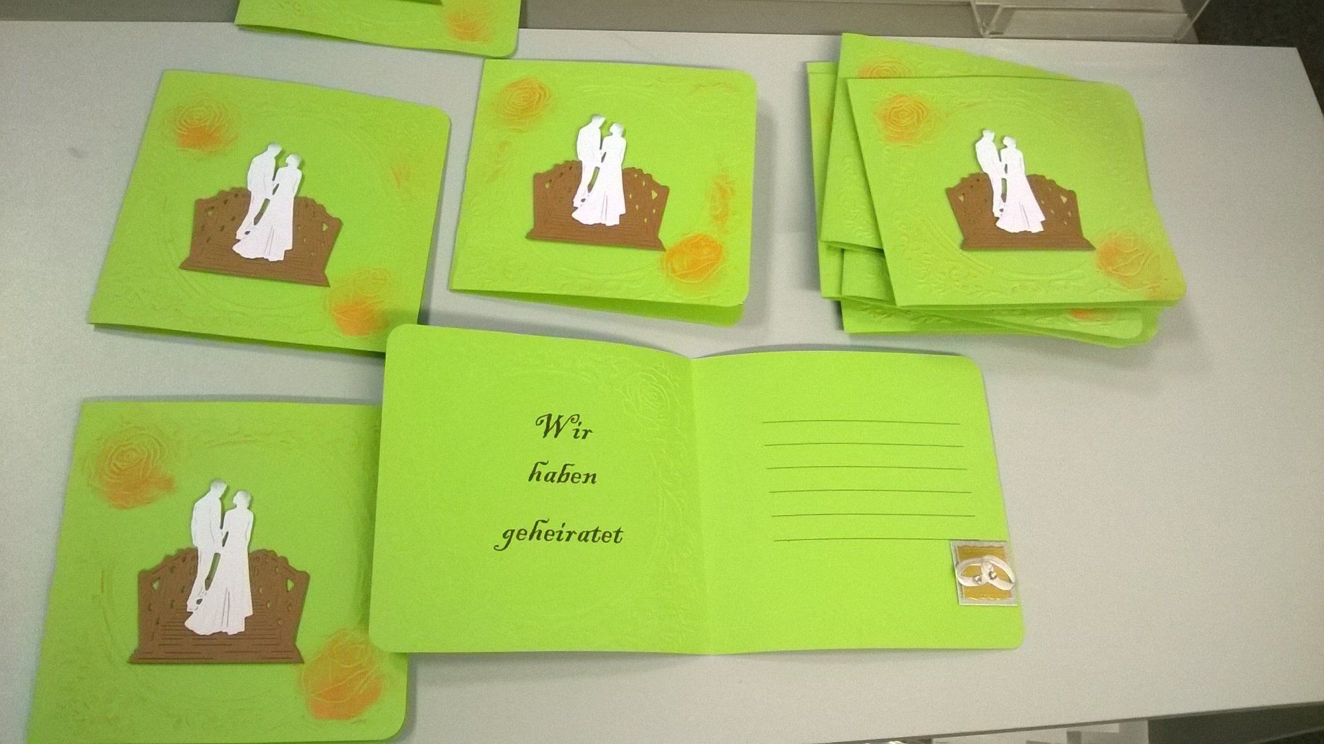 Ein Stapel Green Cards liegt auf einem Tisch