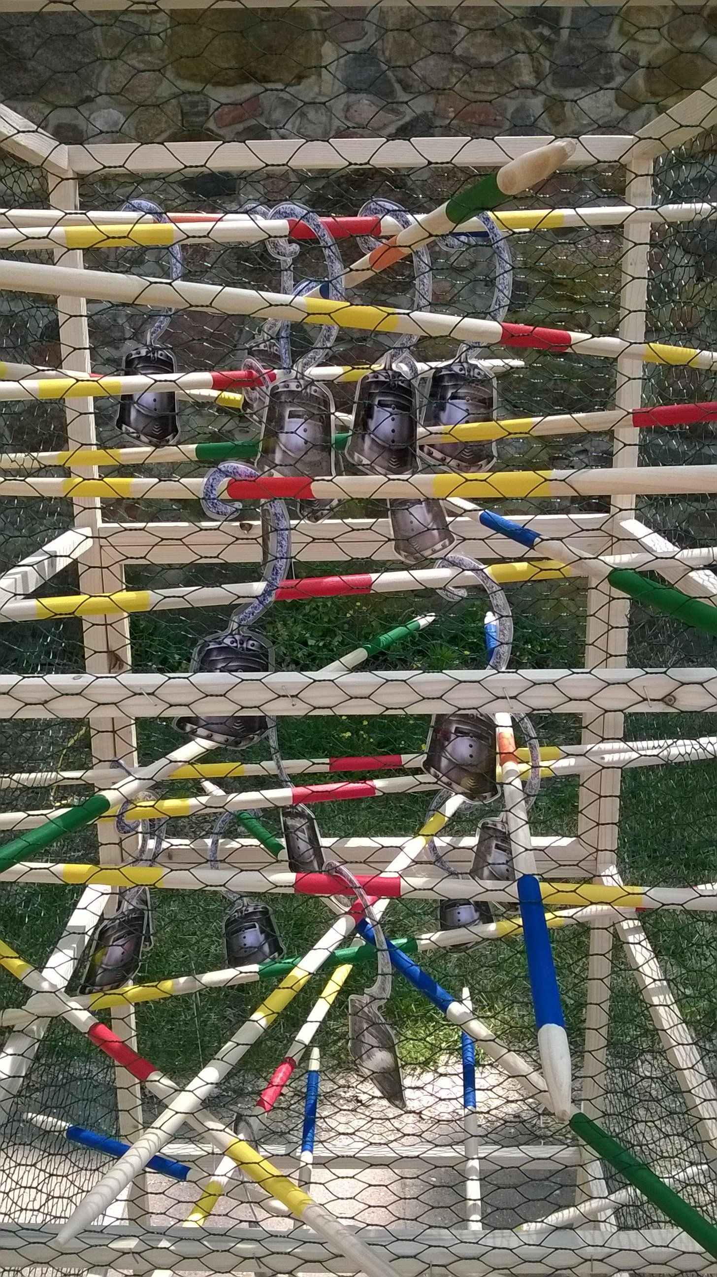 Eine Gruppe Affen spielt Mikado.