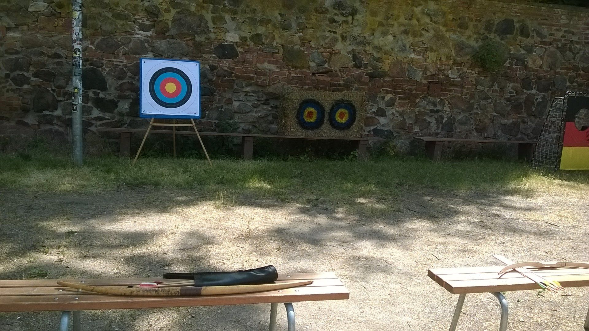 Vor einer Steinmauer steht eine Zielscheibe für Bogenschießen.