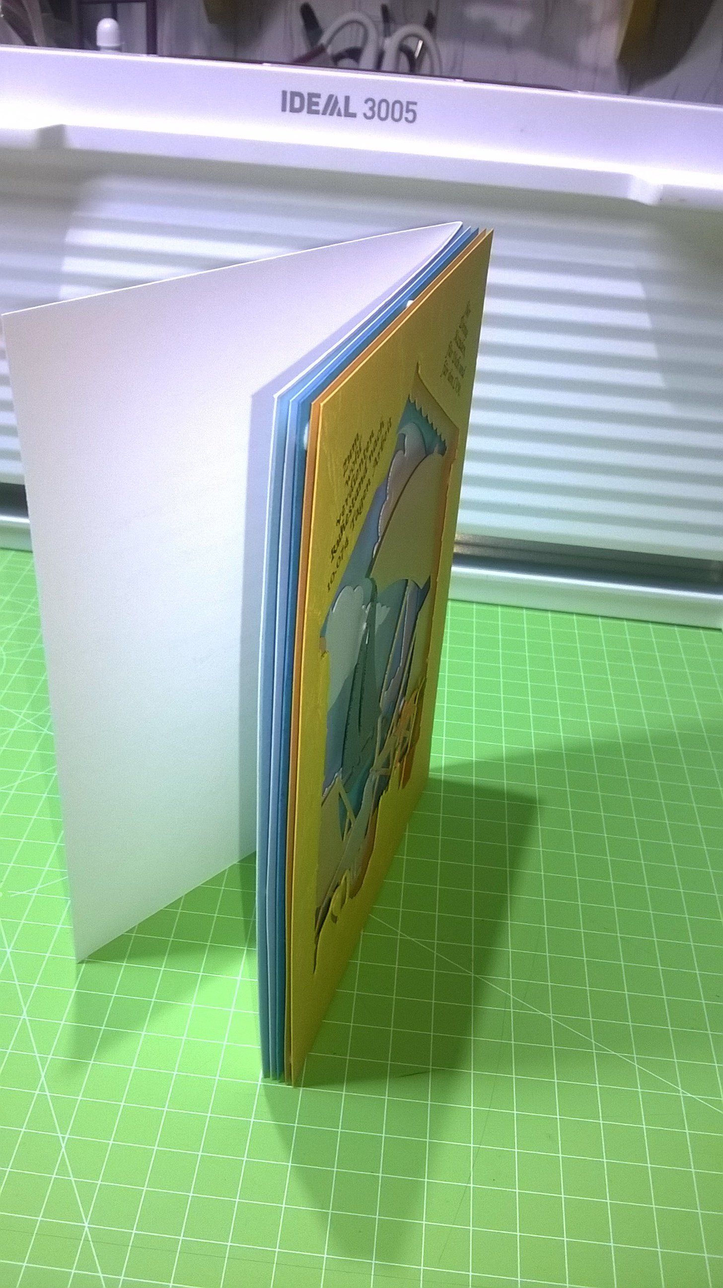 Auf einem grünen Tisch neben einer Maschine liegt ein Buch.