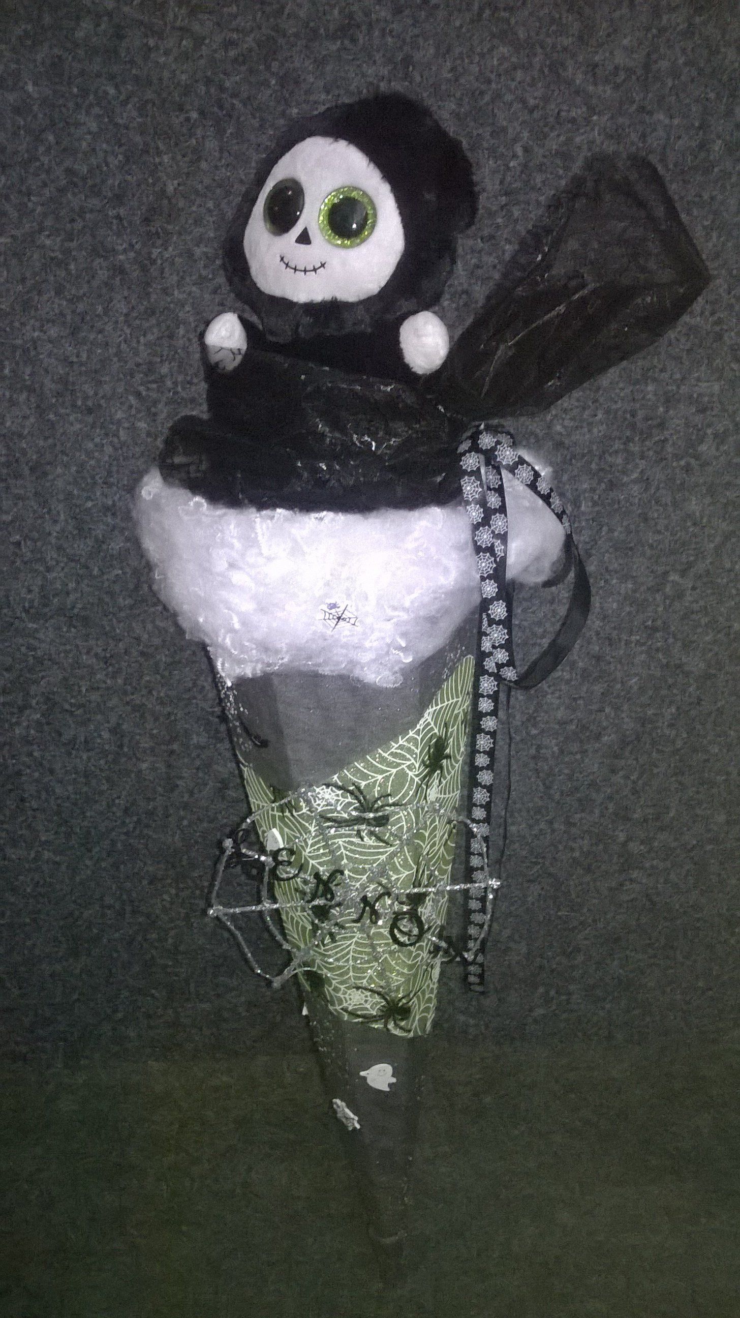 Ein Stofftier sitzt auf einem Kegel.