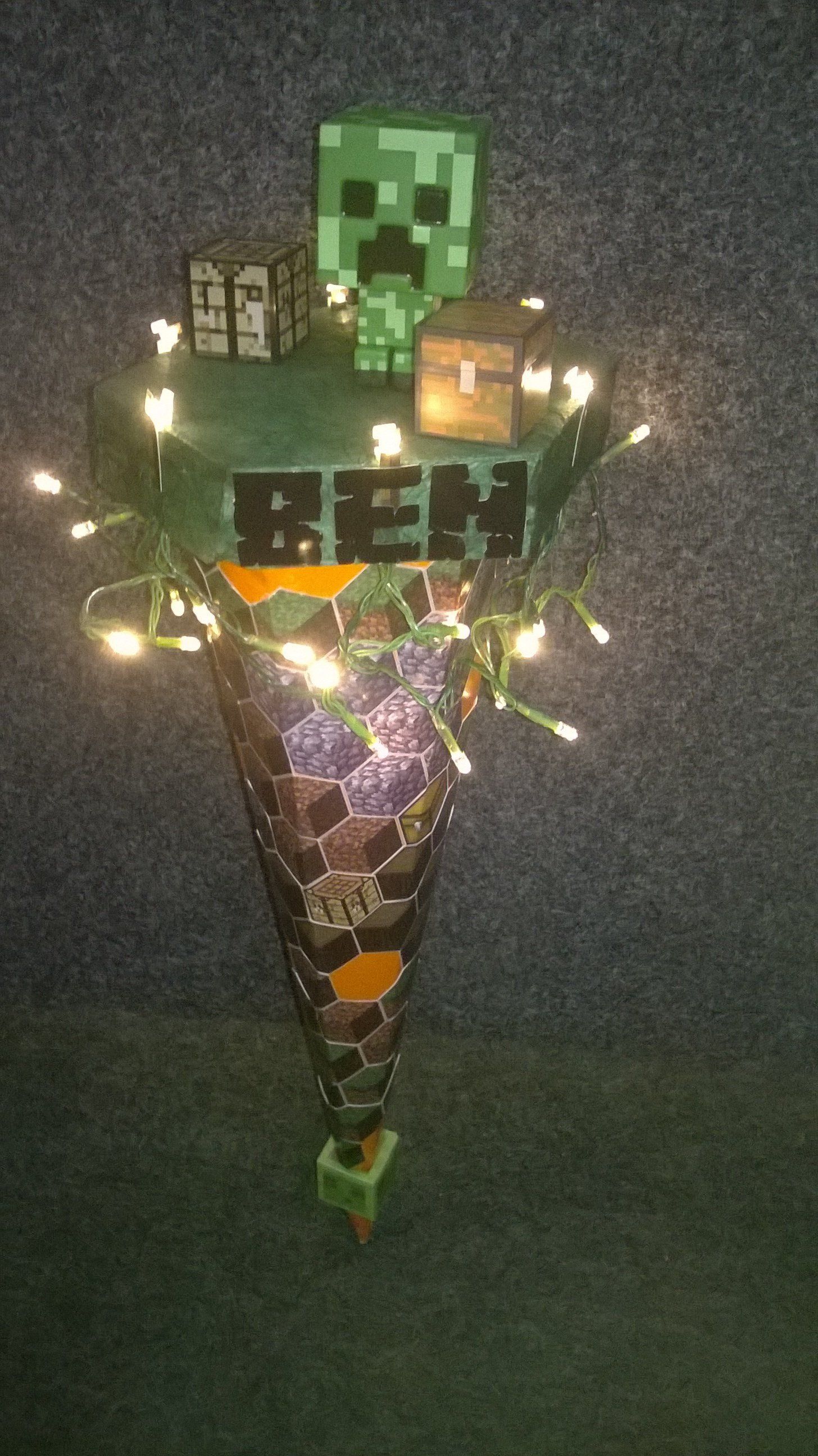 Ein Minecraft-Kuchen mit einer Kletterpflanze oben drauf