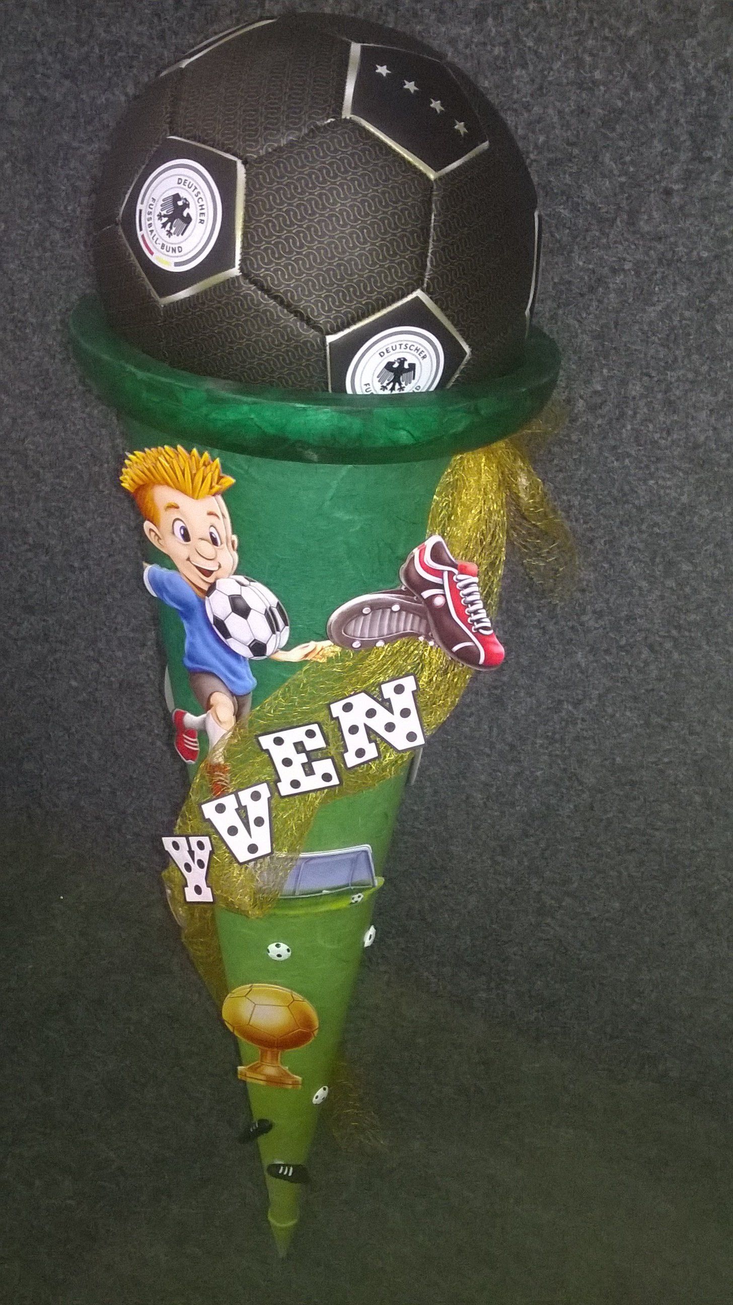 Eine Fußballtüte mit einem Jungen, der obenauf einen Fußball hält.