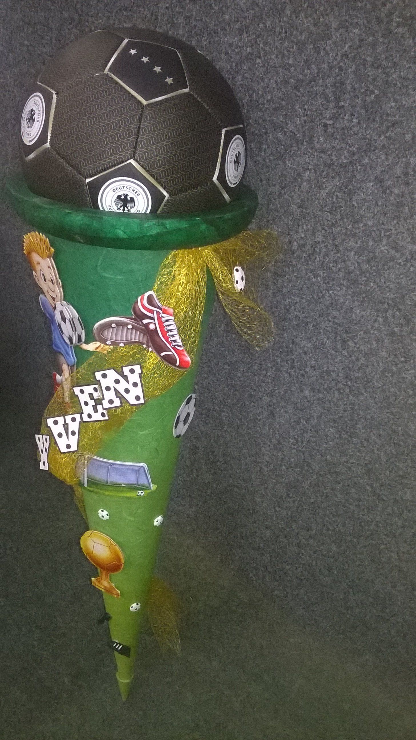 Ein grüner Kegel mit einem Fußball darauf.