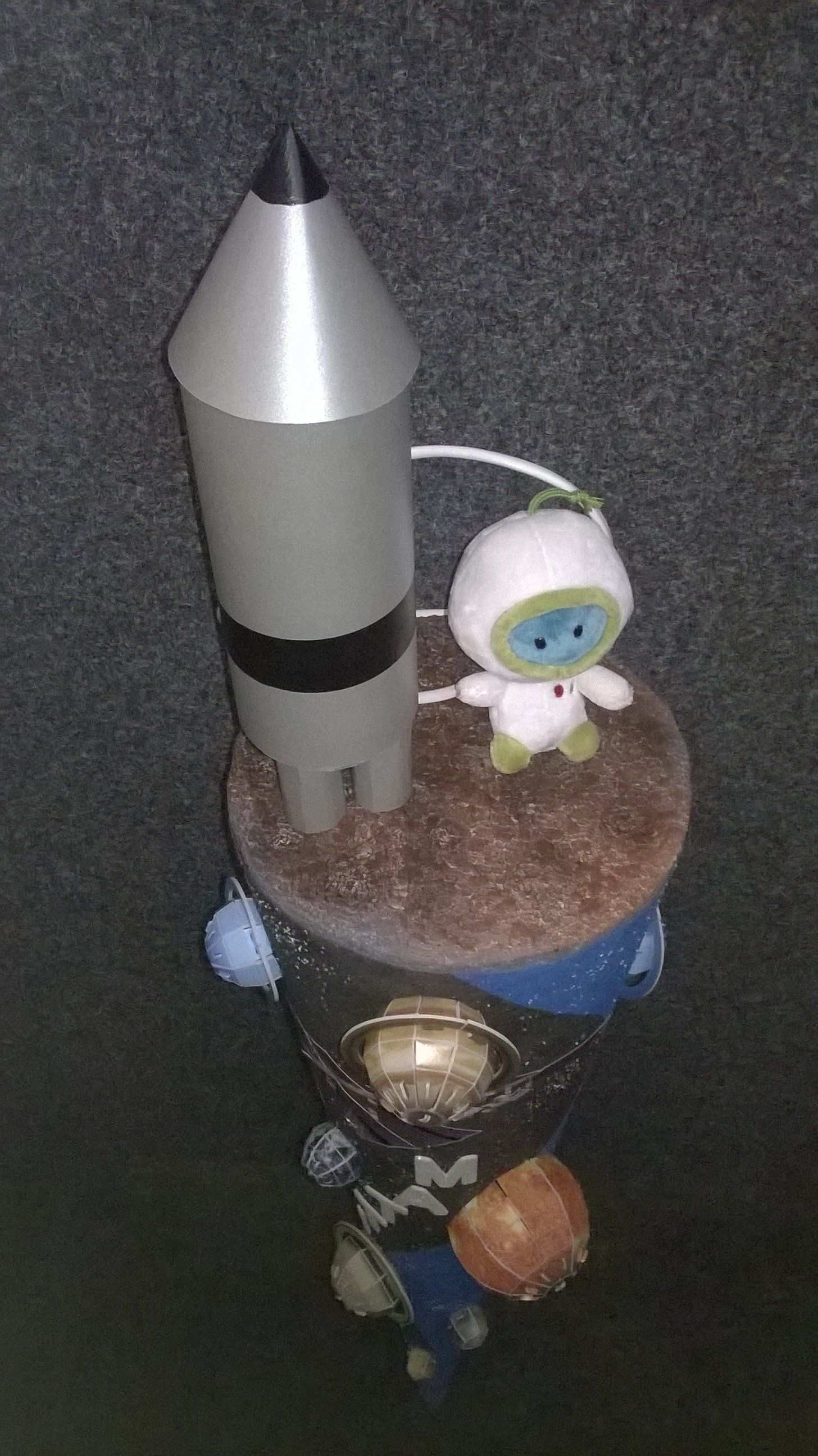 Ein Stofftier sitzt auf einer Rakete.