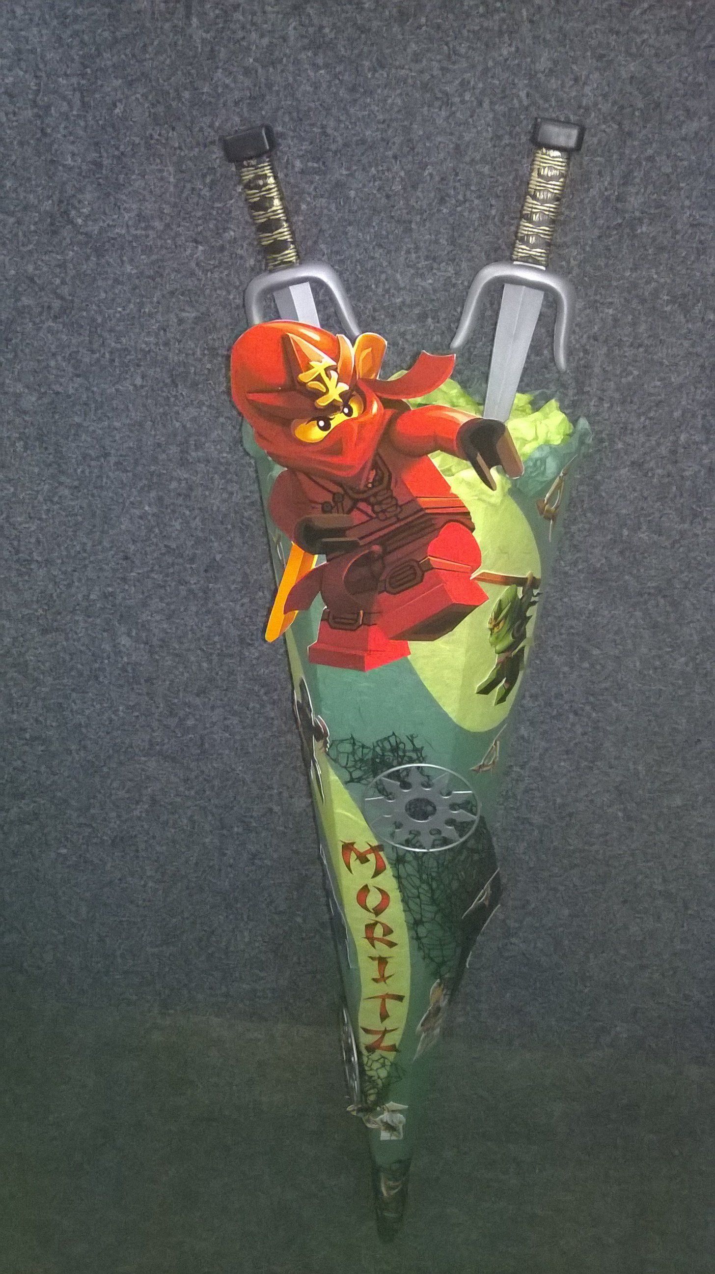 Ein Spielzeugroller mit einer Ninjago-Figur darauf.