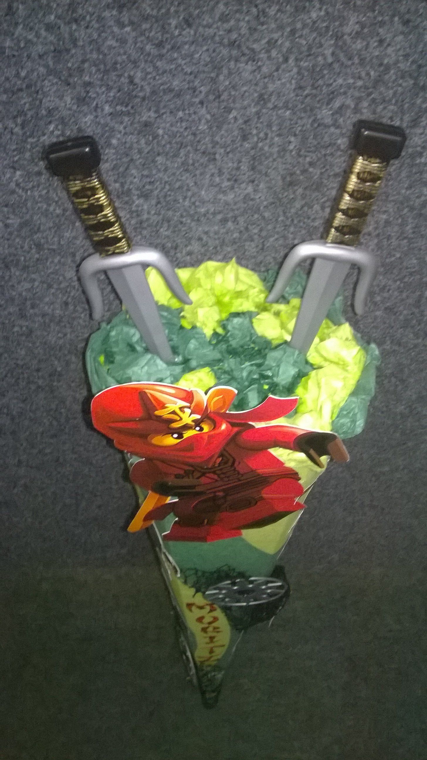 Eine Ninjago-Eistüte mit zwei Schwertern darauf.