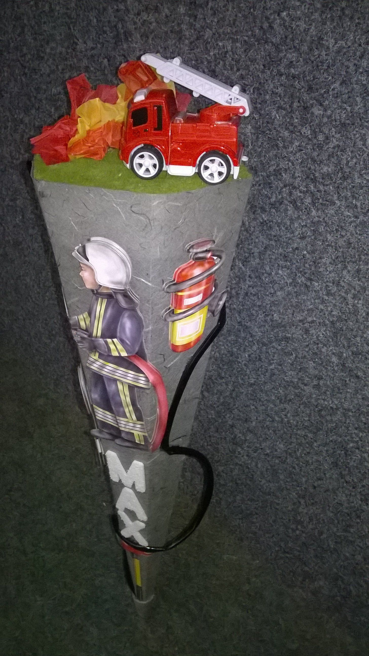 Ein Kegel mit einem Feuerwehrmann und einem Feuerwehrauto darauf.